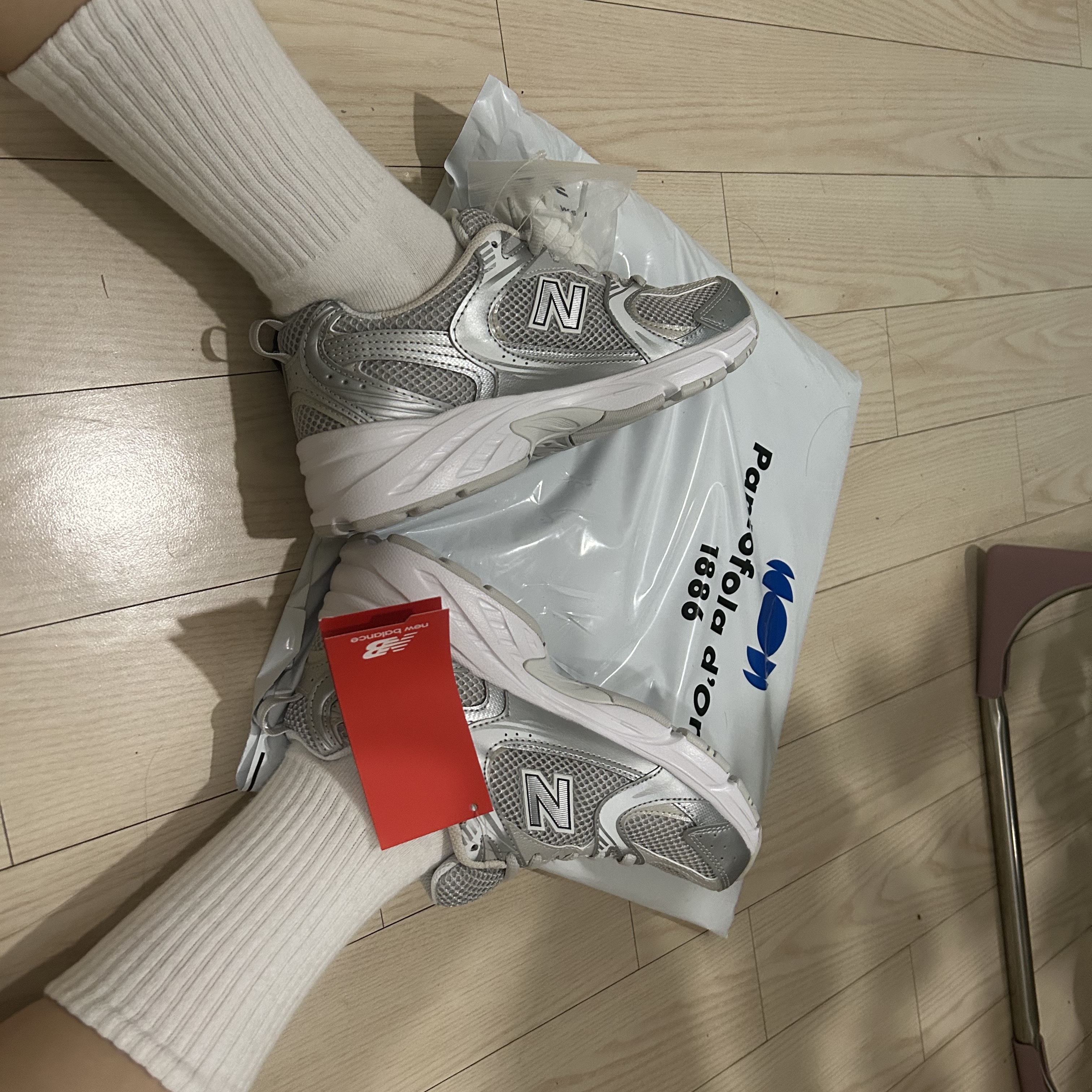 New Balance 530 Silver Grey 착용 스타일 - 1