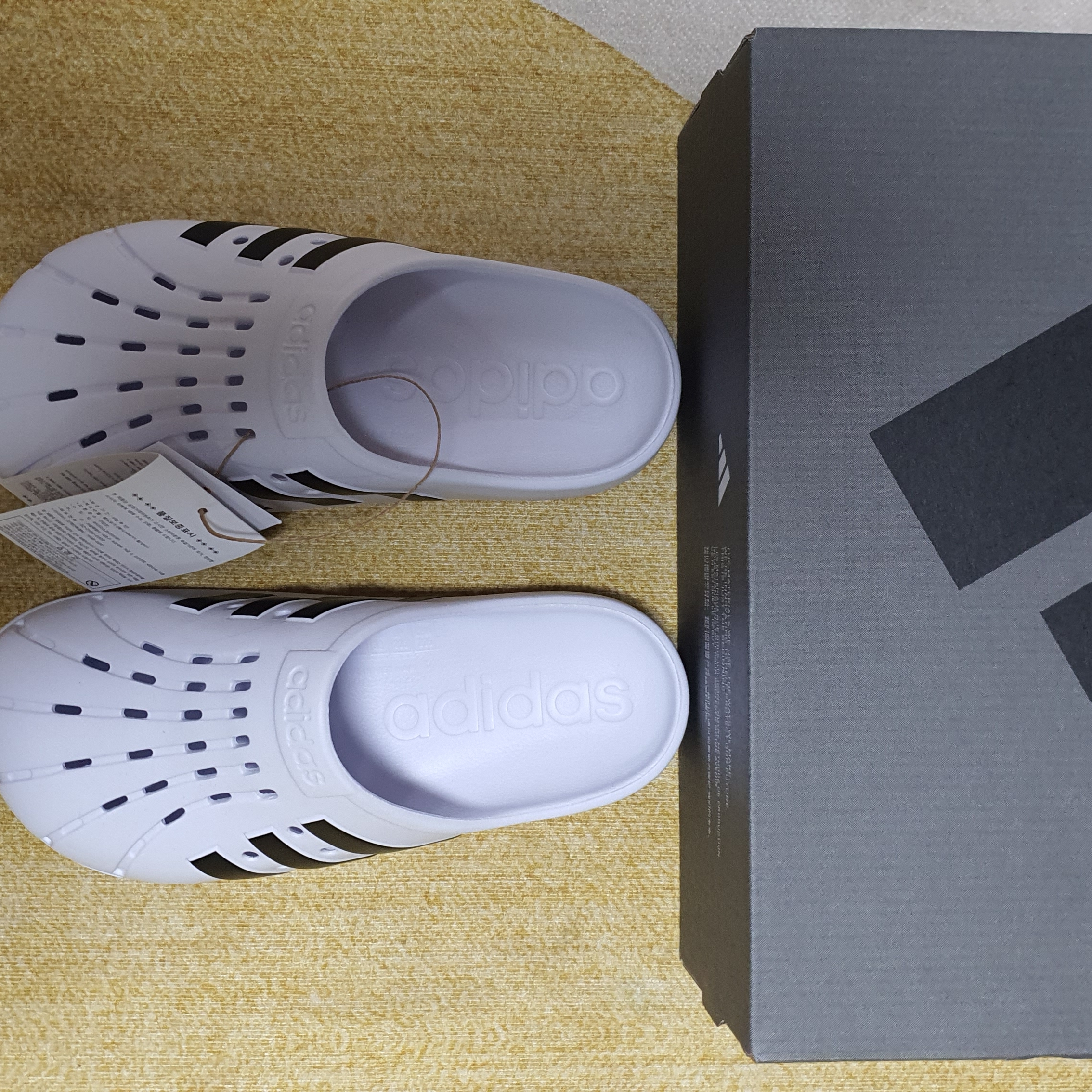 Adidas Adilette Clog White Black 착용 스타일