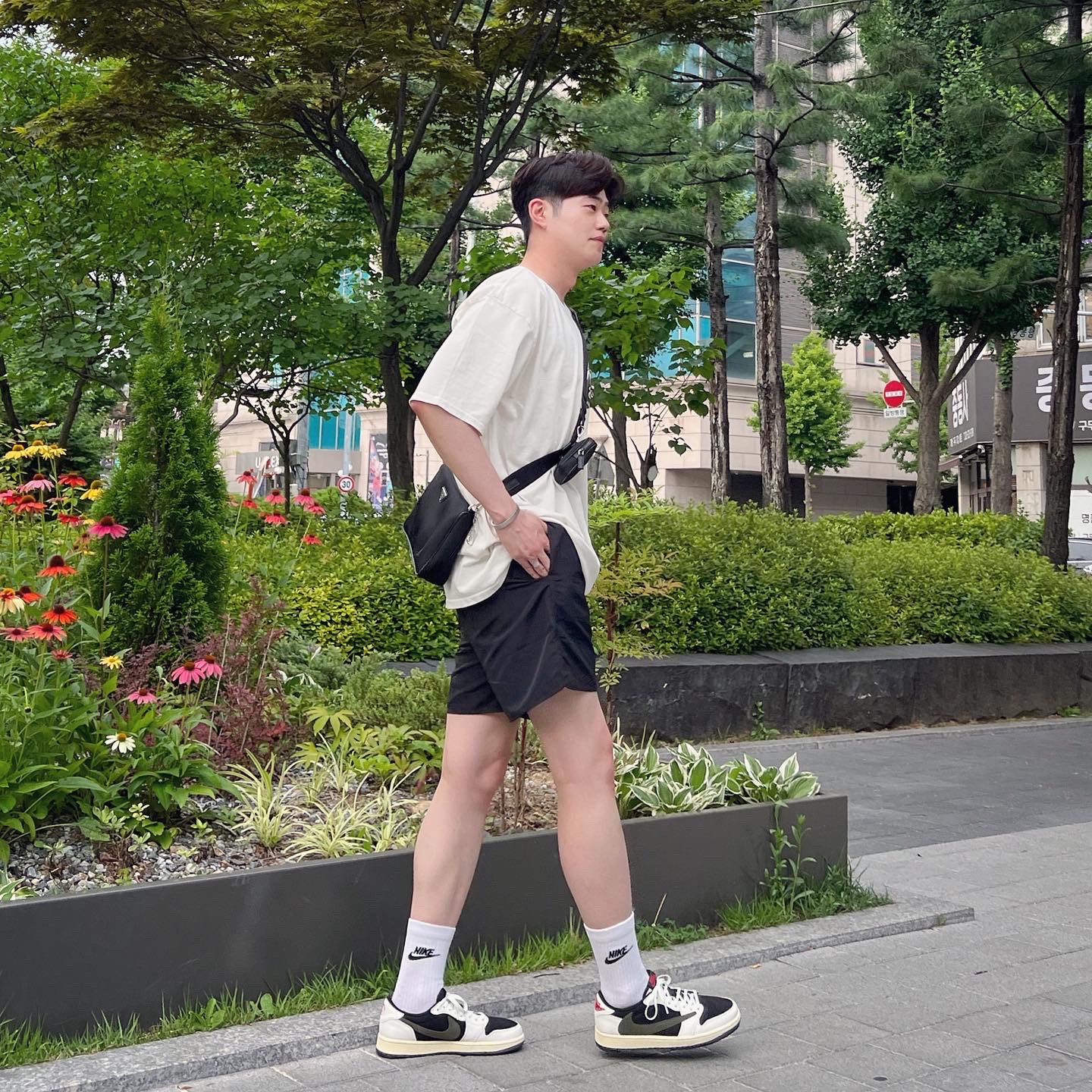 Stussy Crown Wreath Pigment Dyed T-Shirt Natural, Prada Re-Nylon and Saffiano Leather Shoulder Bag Black 착용 스타일 - 2
