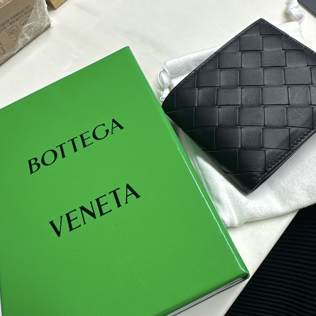 Bottega Veneta Bi-Fold Wallet Black 착용 스타일