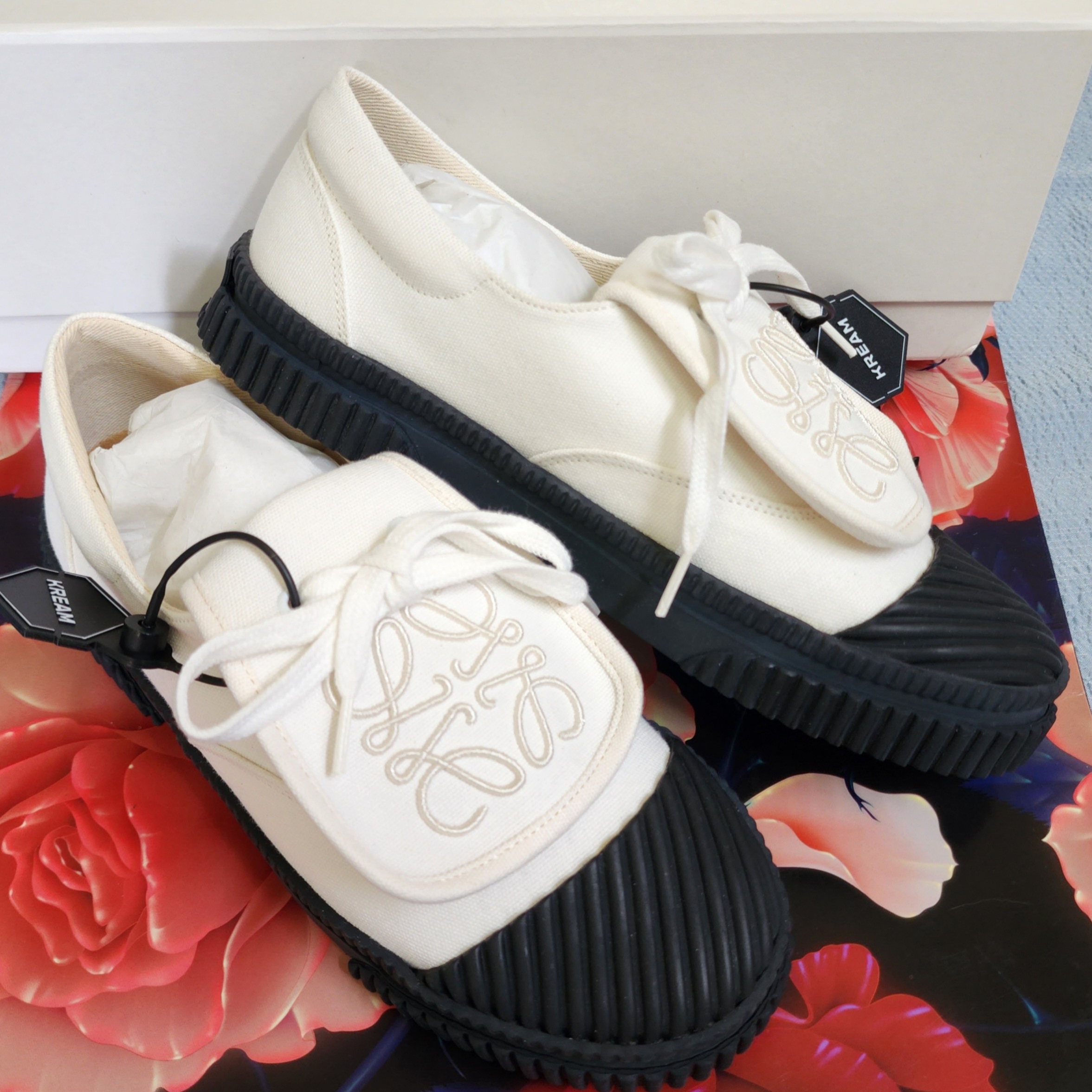 (W) Loewe Anagram Flap Sneakers in Canvas Soft White 착용 스타일 - 1