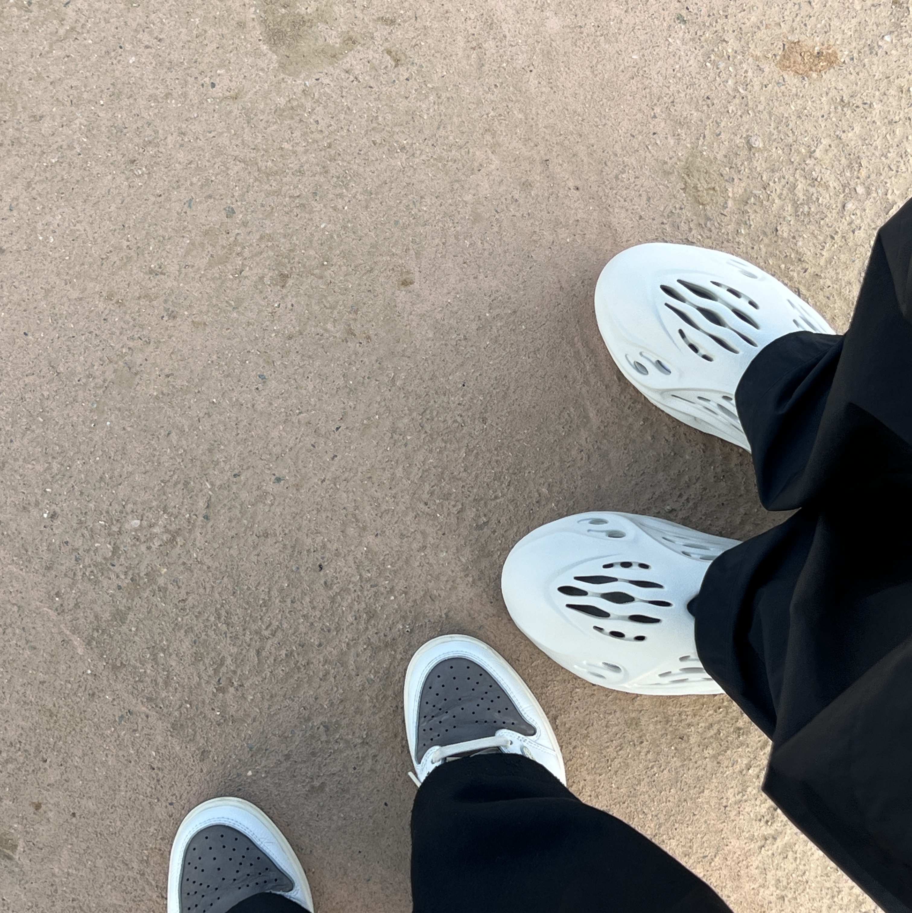 Adidas Yeezy Foam RNNR Sand, Jordan 1 x Travis Scott Retro Low OG SP Sail and Ridgerock 착용 스타일