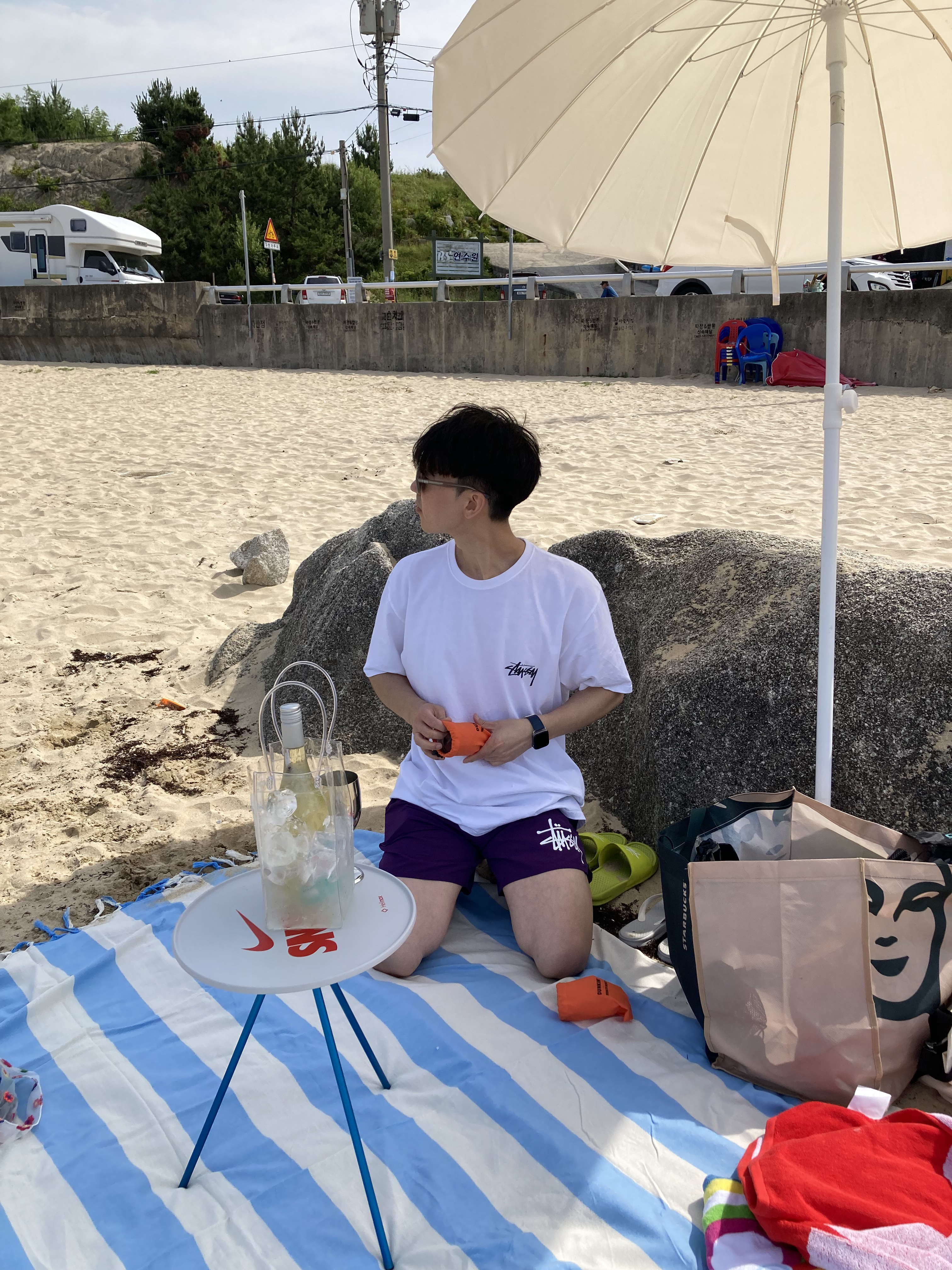 Stussy Plush T-Shirt White, Helinox x Nike SNKRS 4th Anniversary Side Table M 착용 스타일