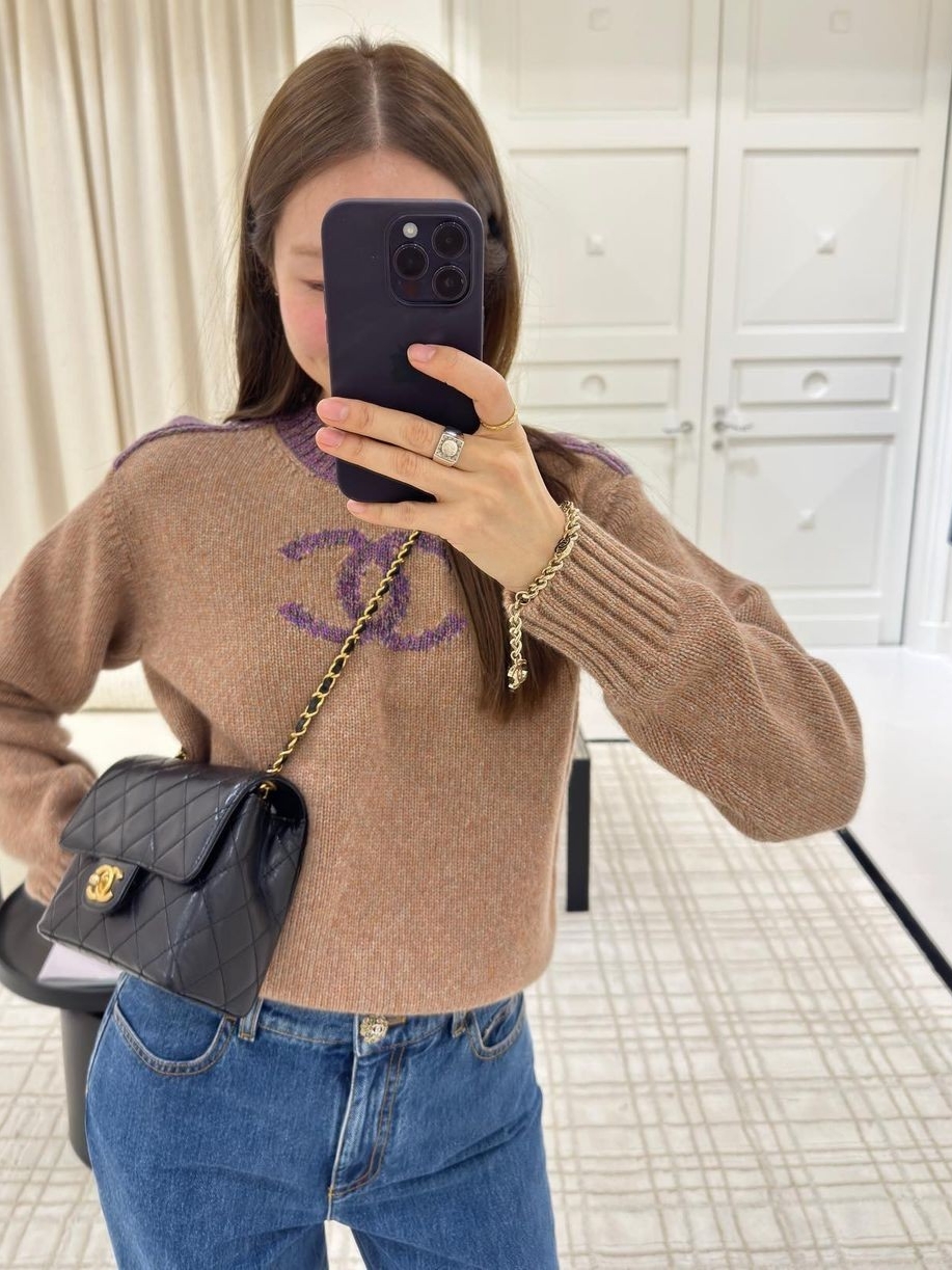 Chanel Medium Classic Handbag Grained Calfskin & Gold Black 착용 스타일