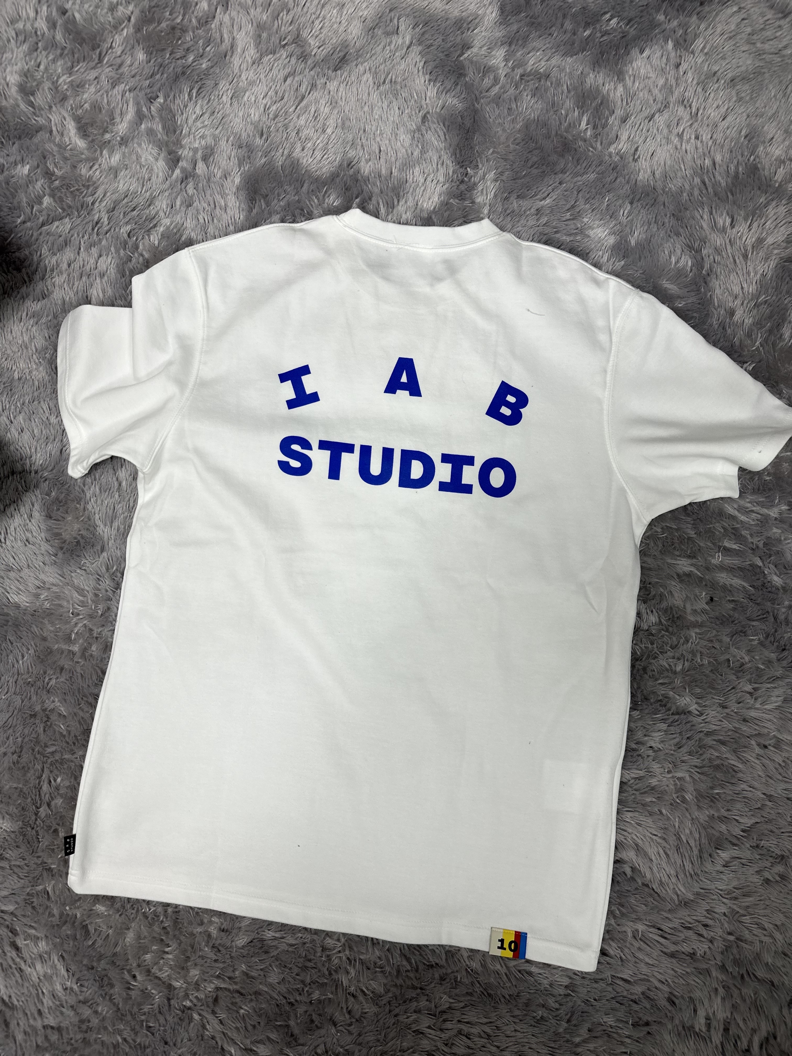 IAB Studio 10th Anniversary T-Shirts Pack White & Black (2 Pack) 착용 스타일 - 1
