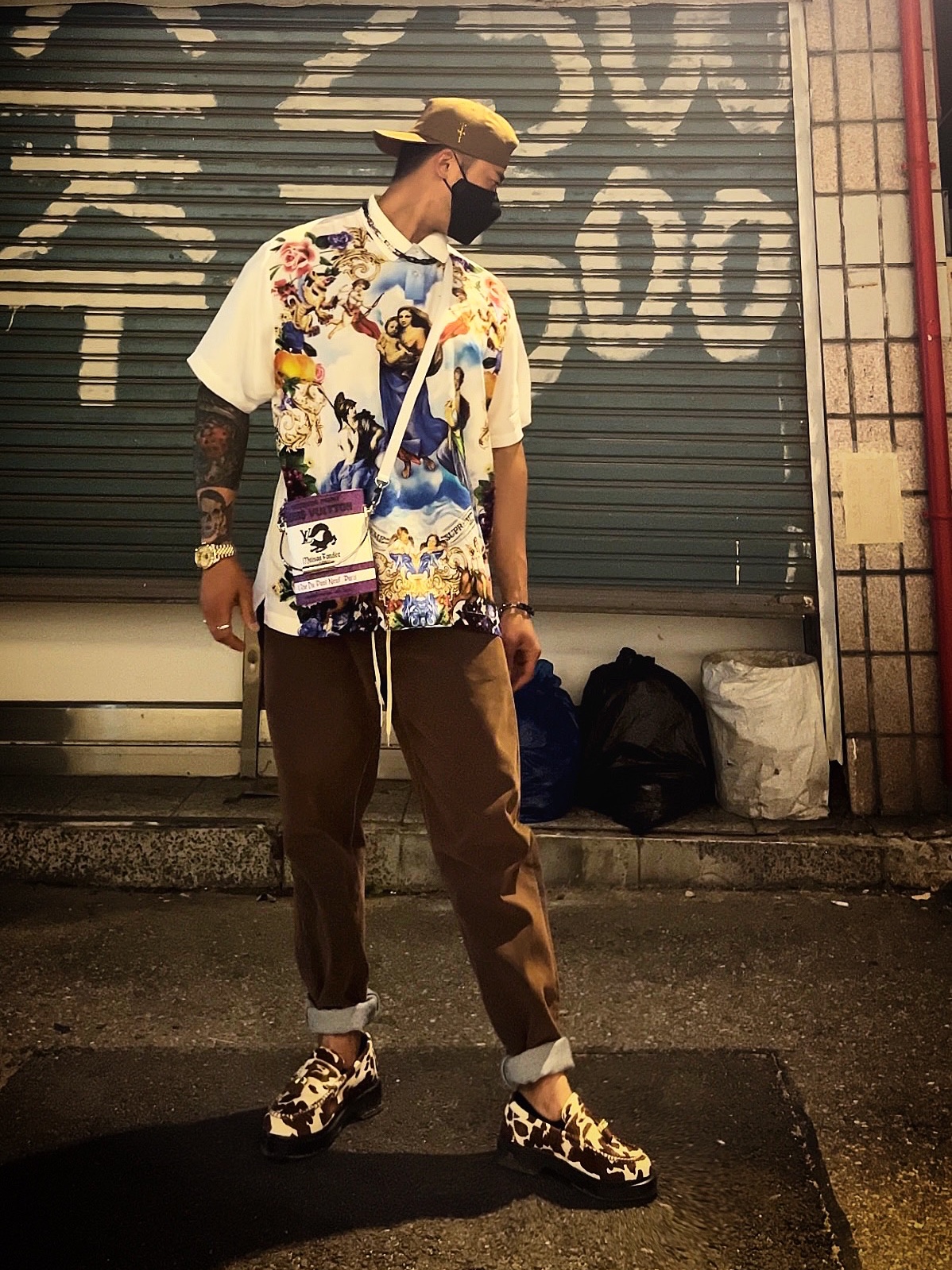 Supreme Heavenly Silk Polo White - 22FW, Supreme Flocked Regular Jean Gold - 23SS 착용 스타일