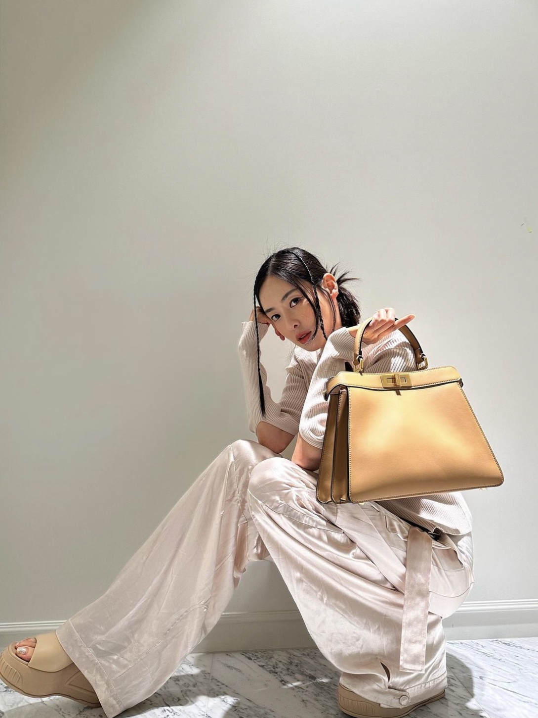 Fendi Peekaboo Iseeu Padded Nappa Leather Petite Bag Beige 착용 스타일 - 4