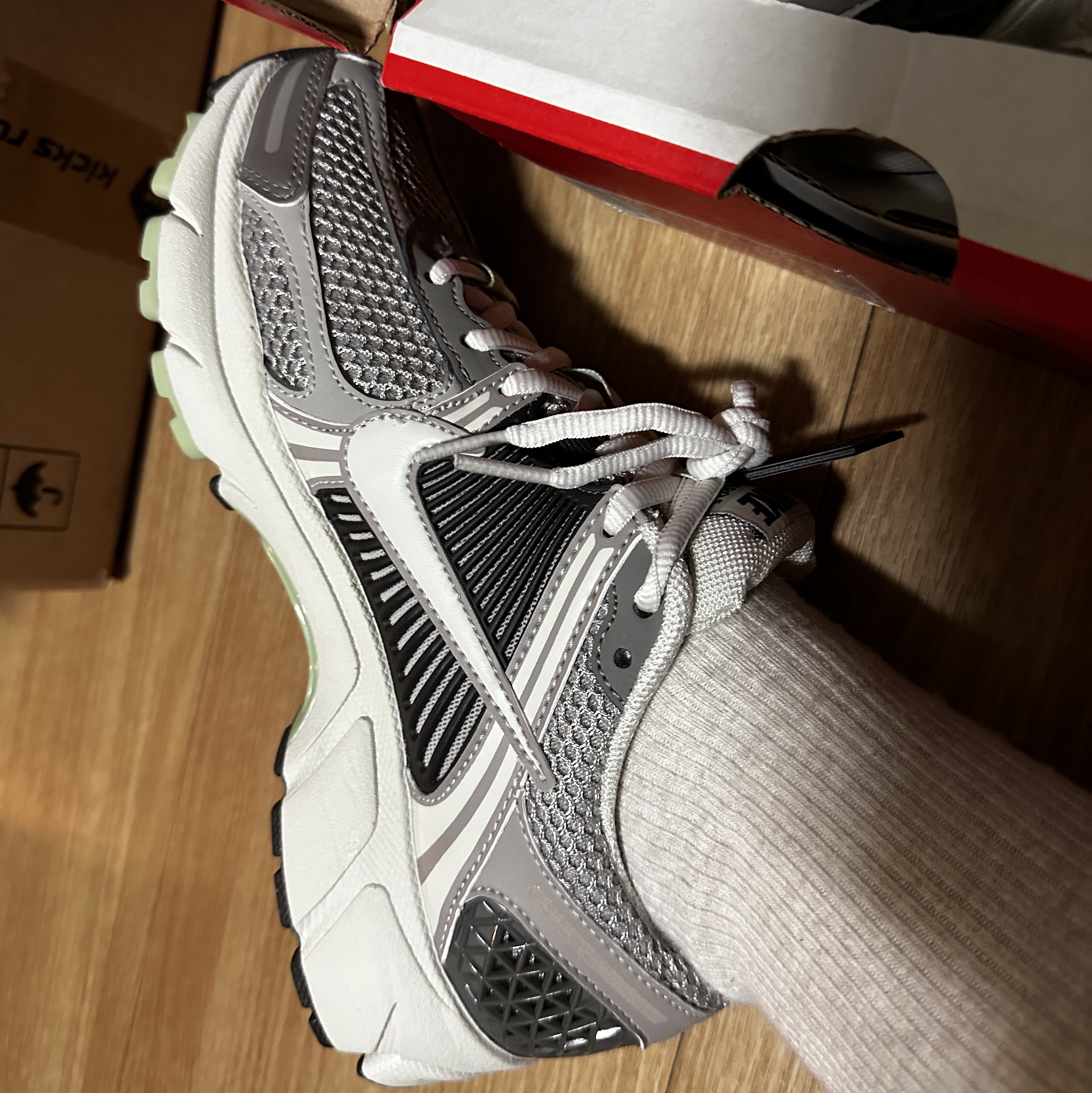 (W) Nike Zoom Vomero 5 Cobblestone and Flat Pewter 착용 스타일