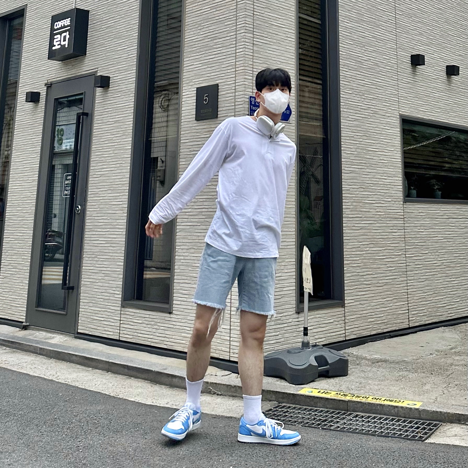 Jordan 1 Low Golf White and University Blue 착용 스타일 - 1