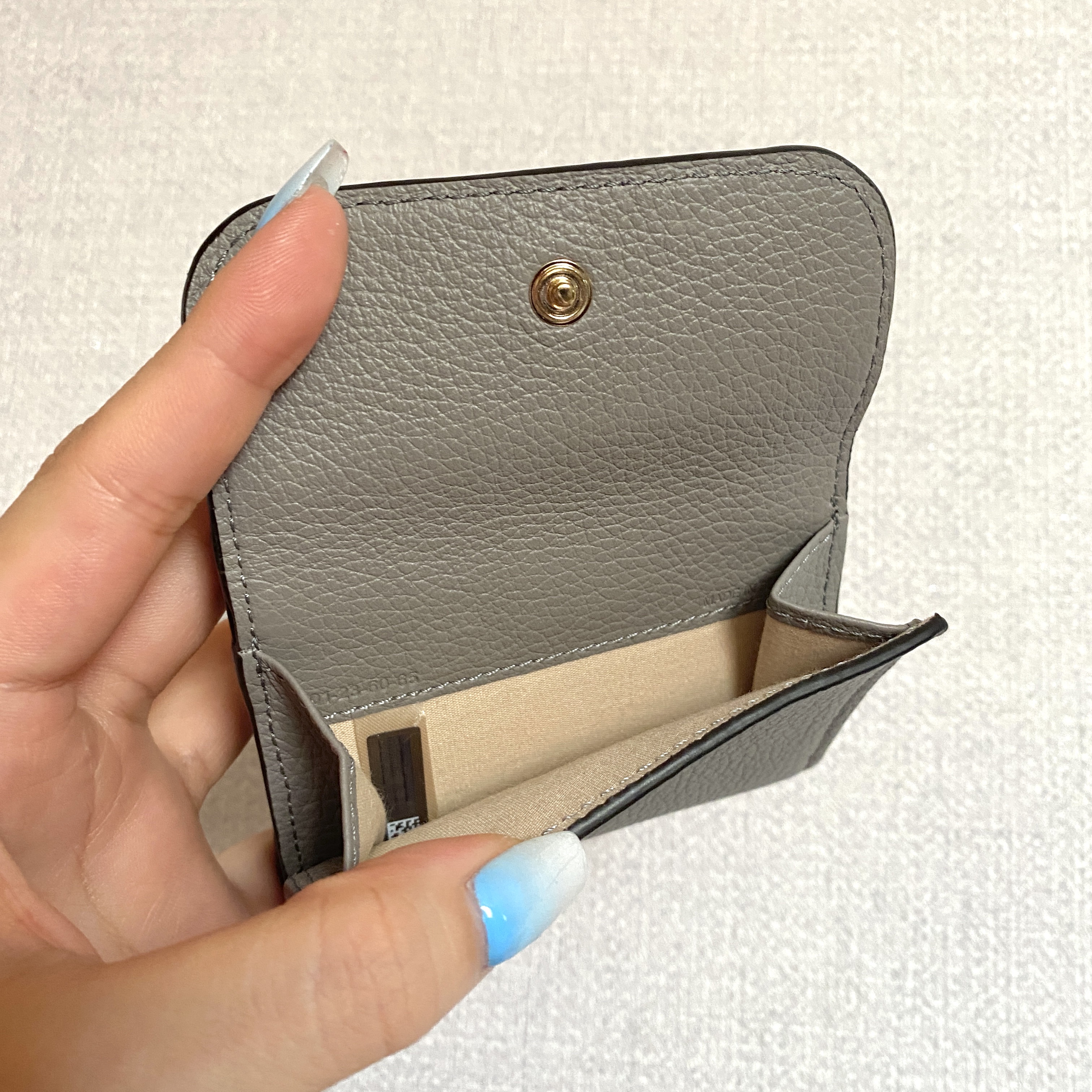 Chloe Alphabet Mini Tri-Fold Wallet Cashmere Grey 착용 스타일 - 3