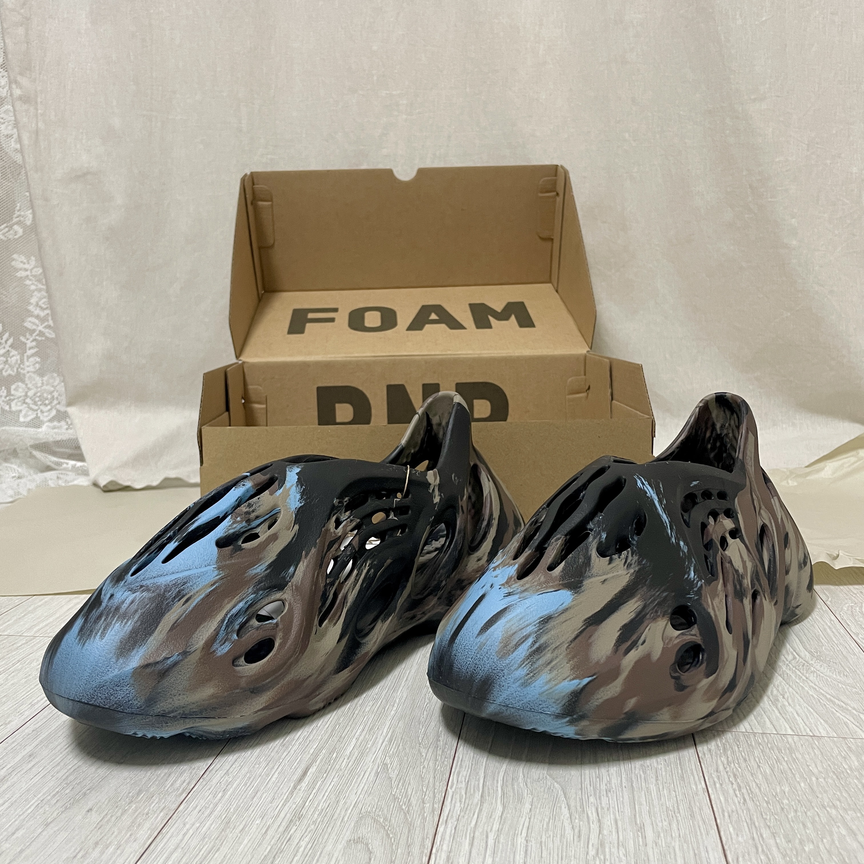 Adidas Yeezy Foam RNNR Onyx, Adidas Yeezy Foam RNNR MX Cinder 착용 스타일 - 3
