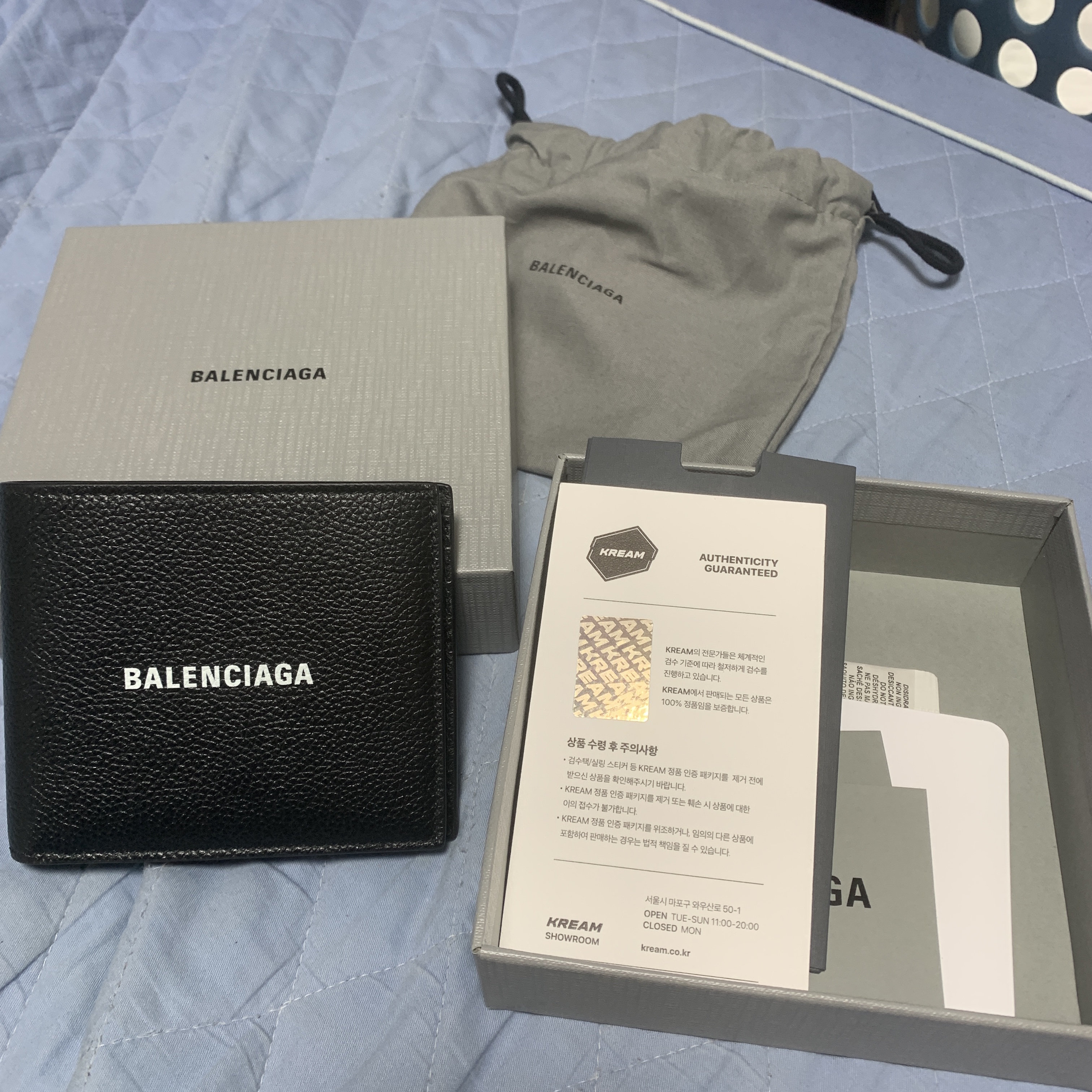 Balenciaga Cash Square Folded Wallet Black 착용 스타일