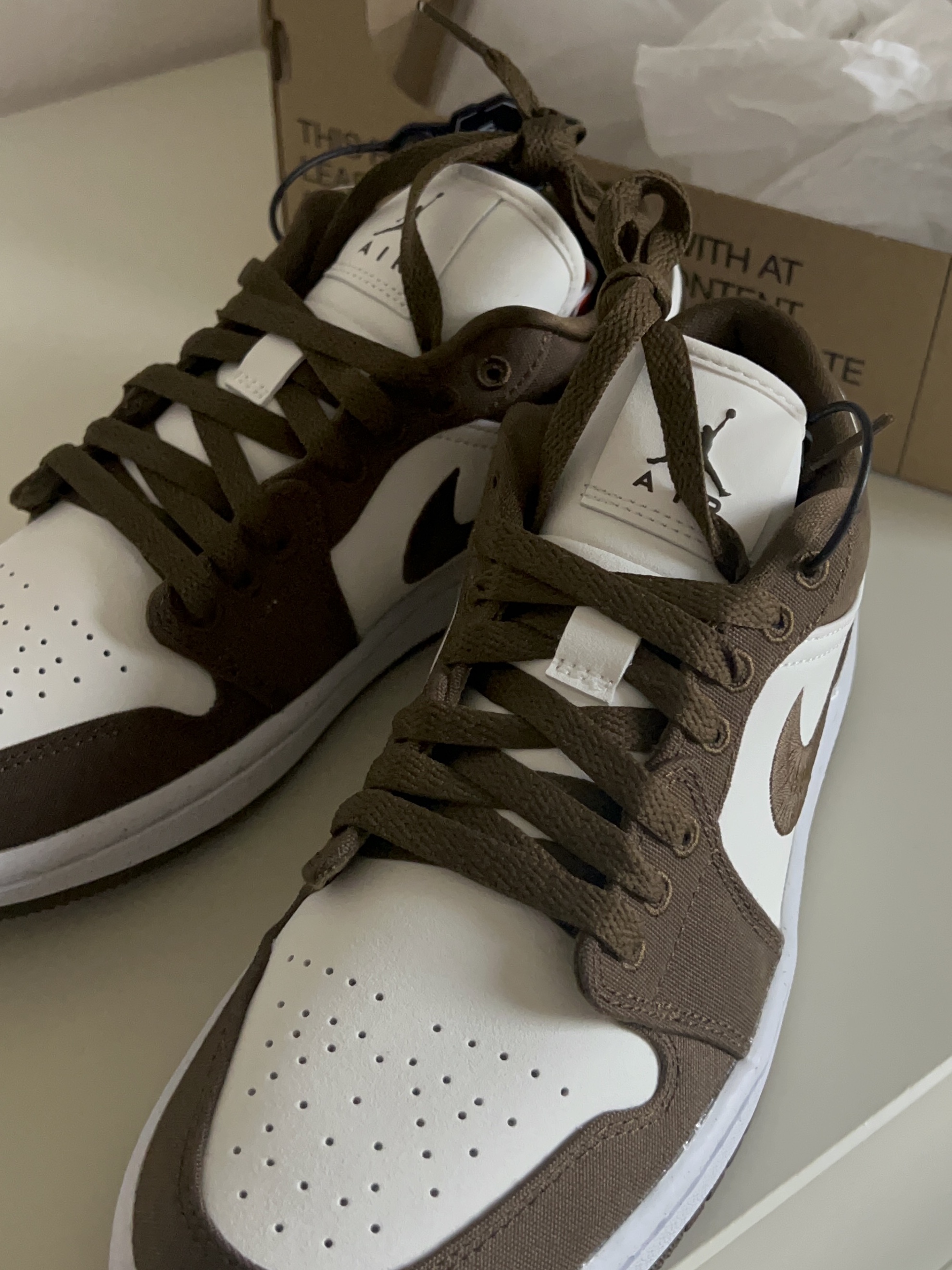 (W) Jordan 1 Low SE Light Olive 착용 스타일 - 2