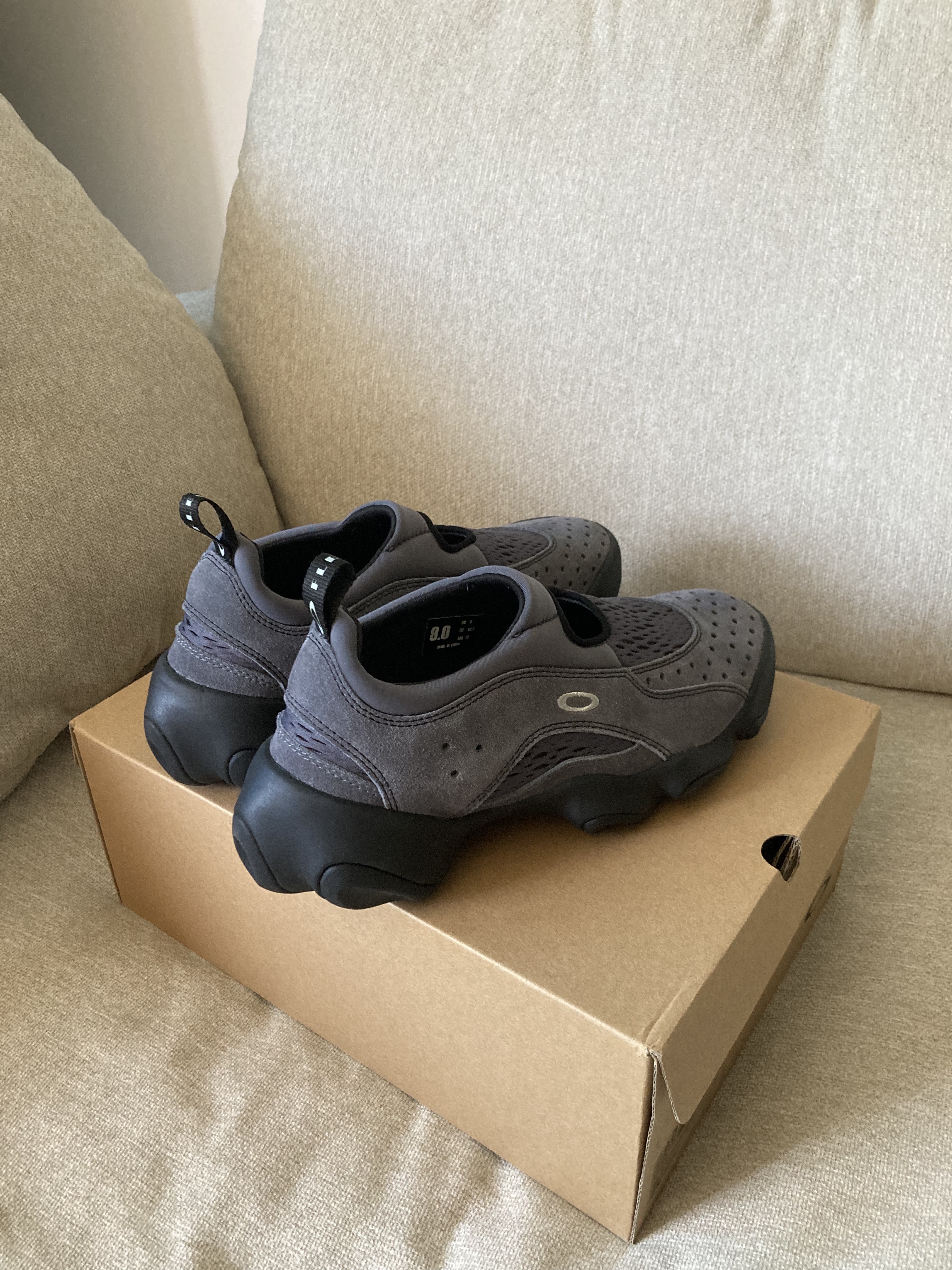 Oakley Factory Team x Brain Dead Flesh Sandal Asphalt 착용 스타일 - 1