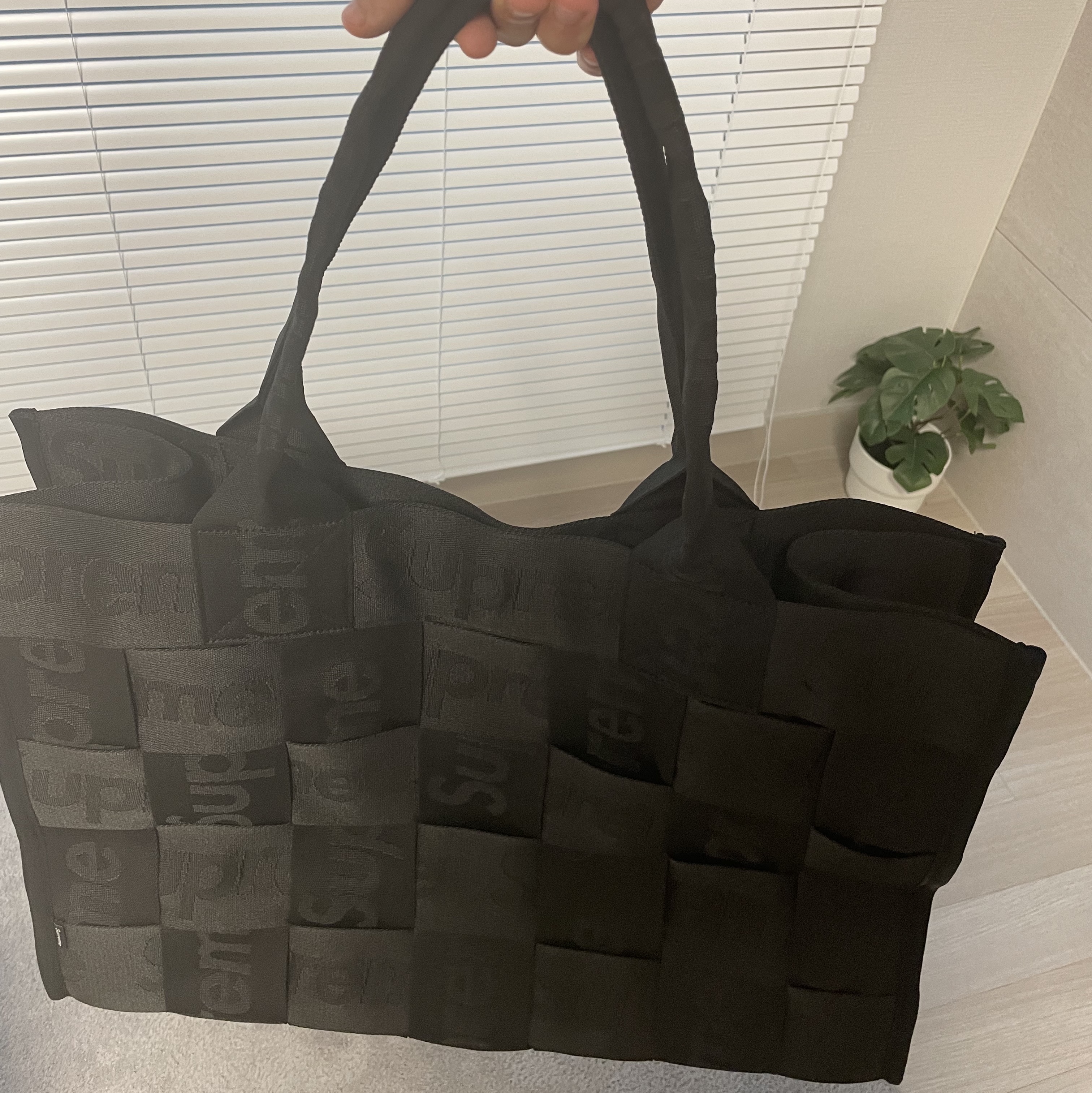 Supreme Woven Large Tote Black - 23SS 착용 스타일 - 1