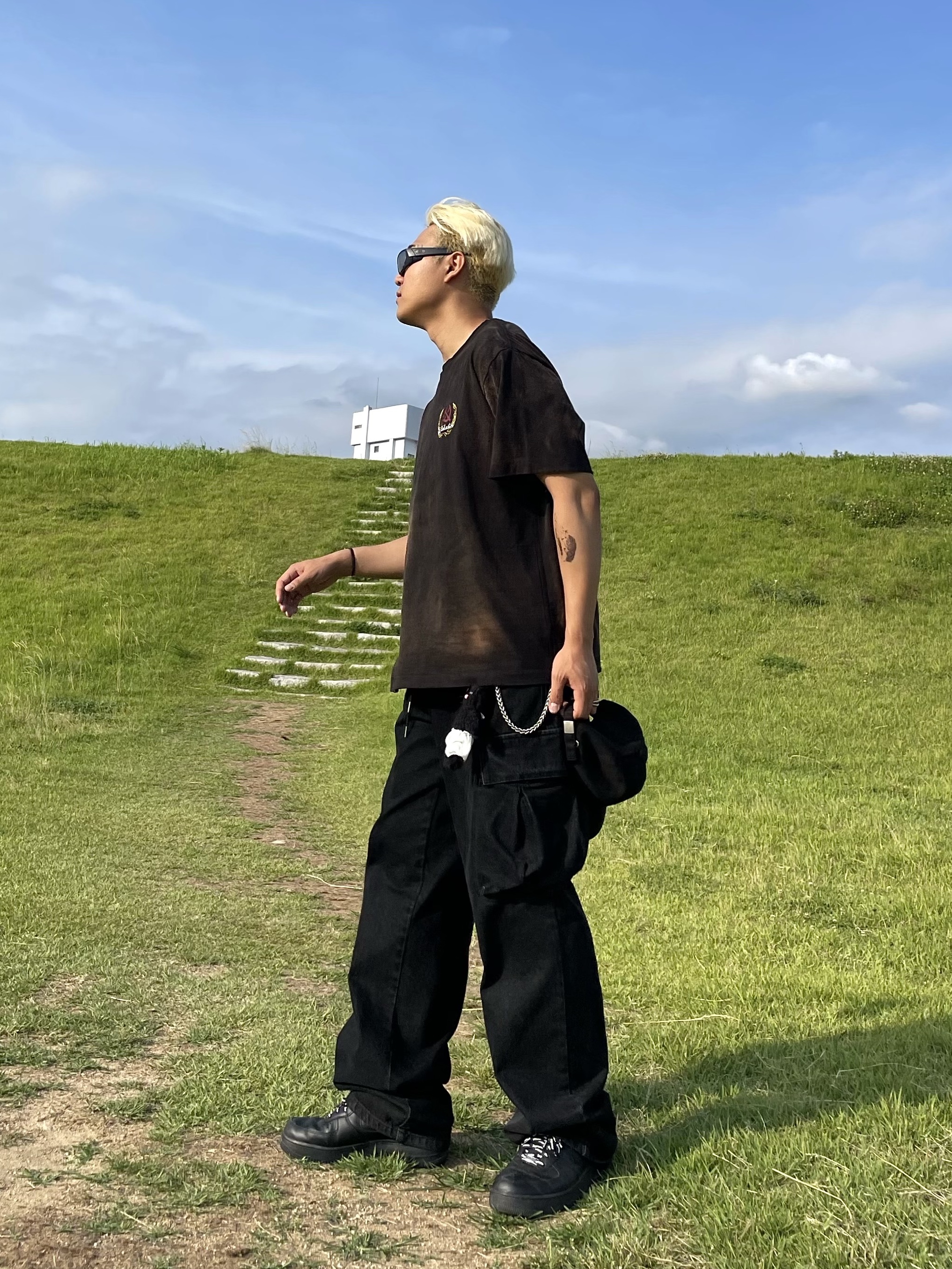 Nike x Supreme Air Force 1 Low Black, Monamhee Beulpingi Keyring with White Pants Black 착용 스타일 - 1
