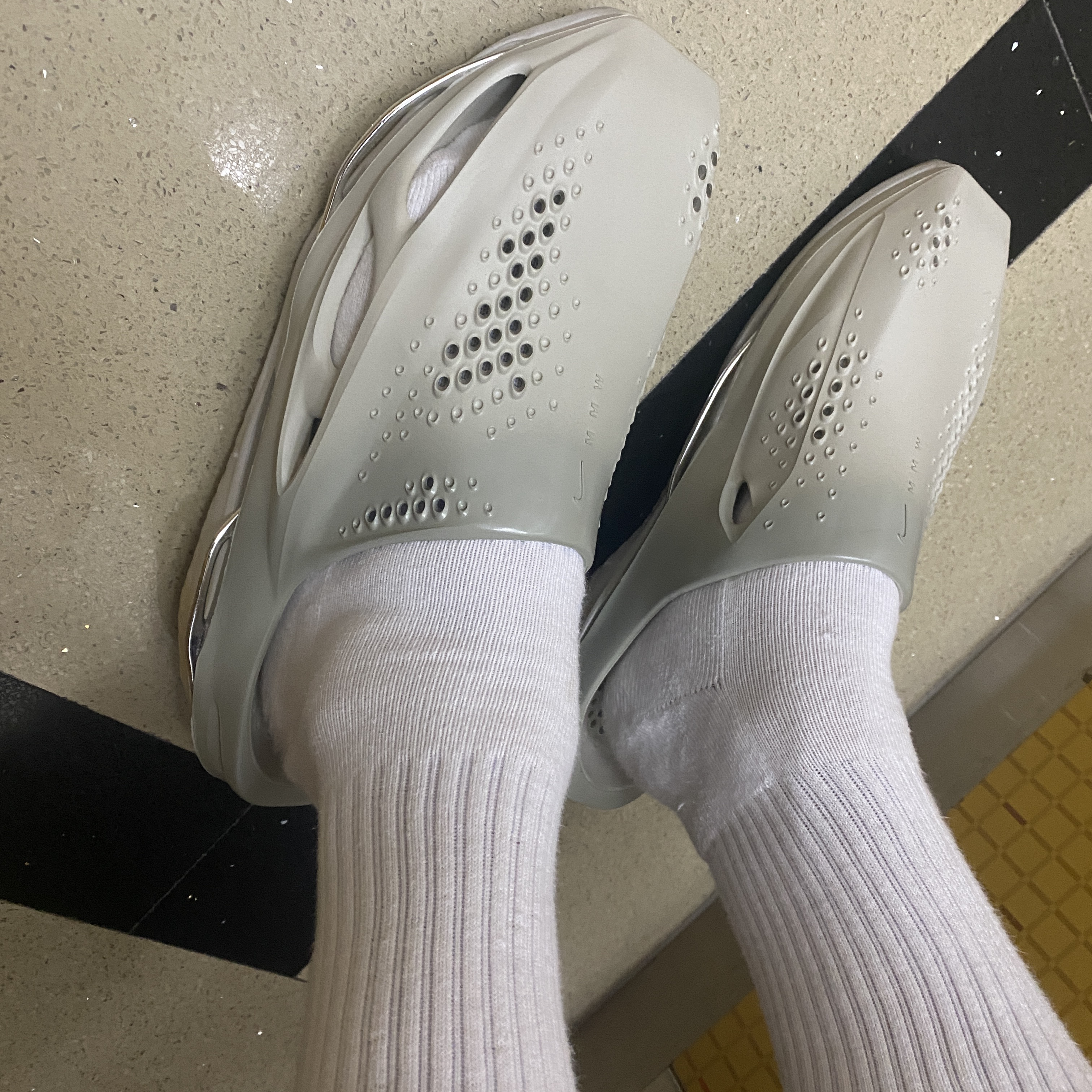 Nike x Matthew M Williams 005 Slide Light Bone and Chrome 착용 스타일