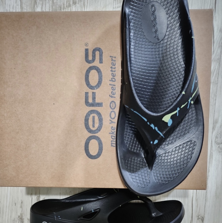 Oofos x Thisisneverthat Filp Flop Black 착용 스타일