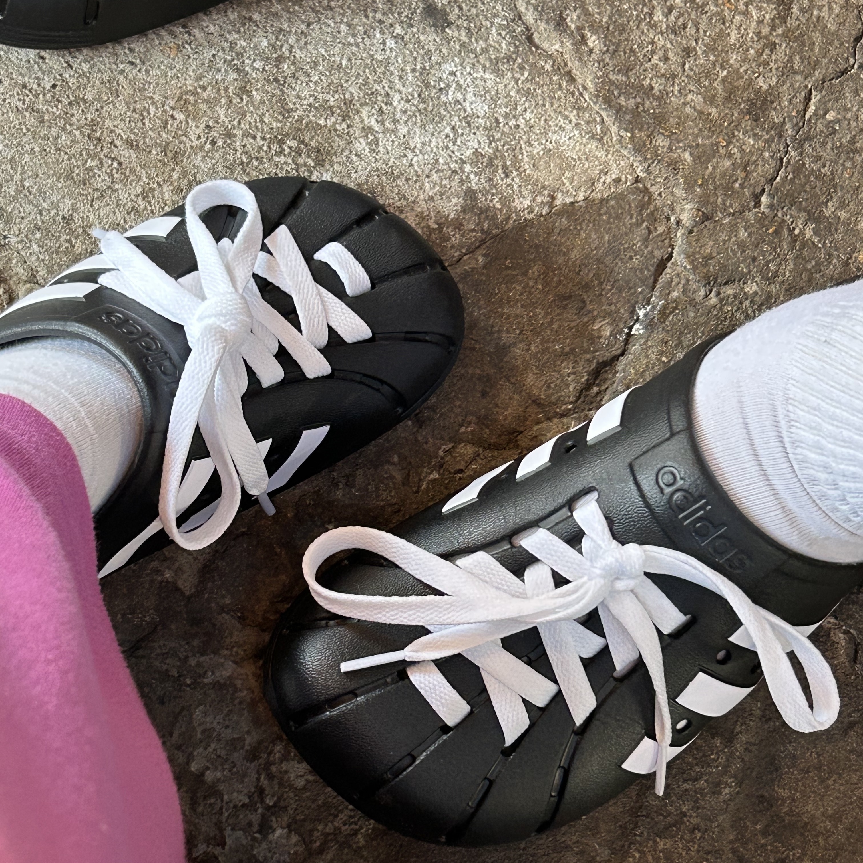 Adidas Adilette Clog Black White 착용 스타일