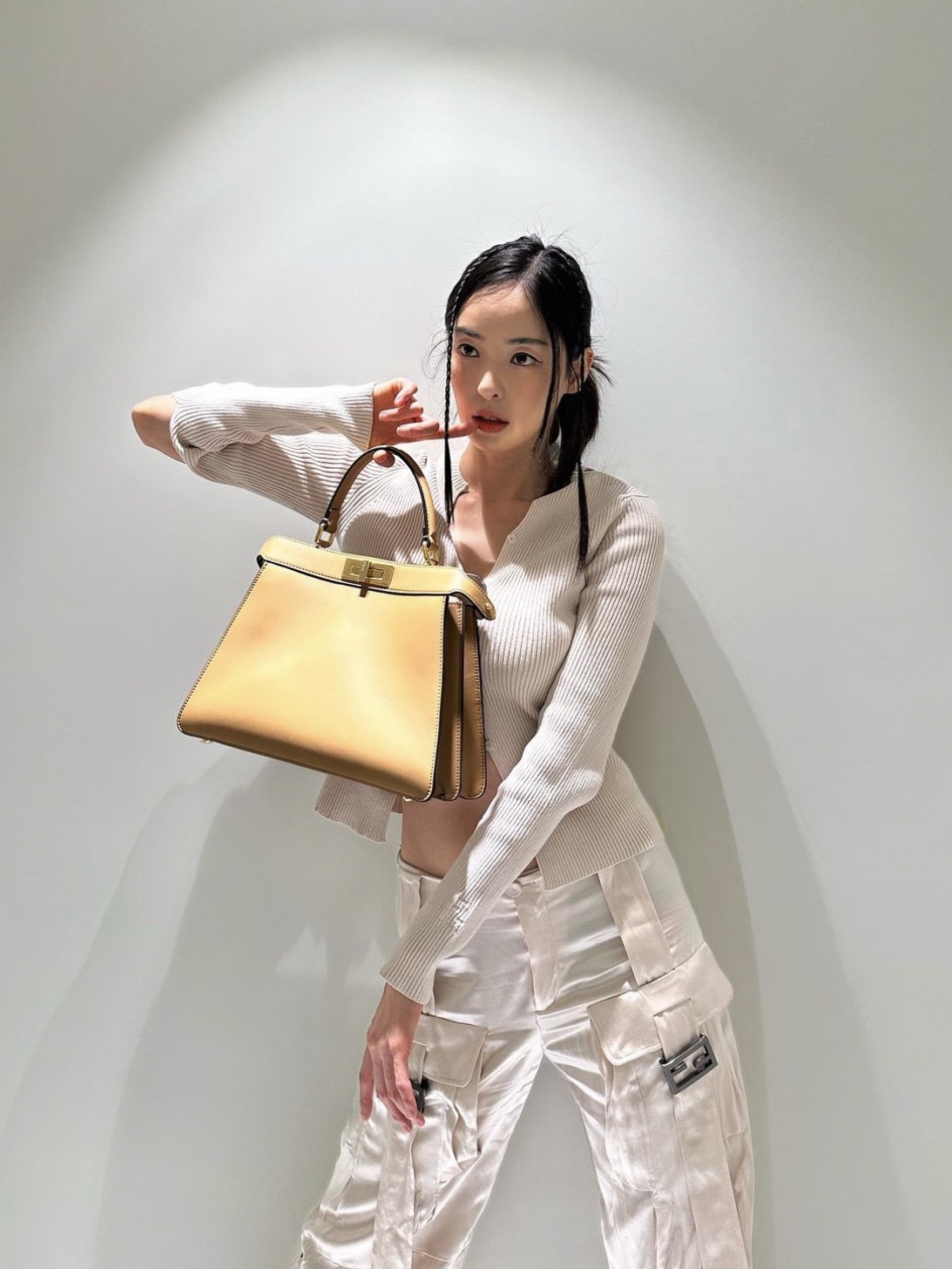 Fendi Peekaboo Iseeu Padded Nappa Leather Petite Bag Beige 착용 스타일 - 1