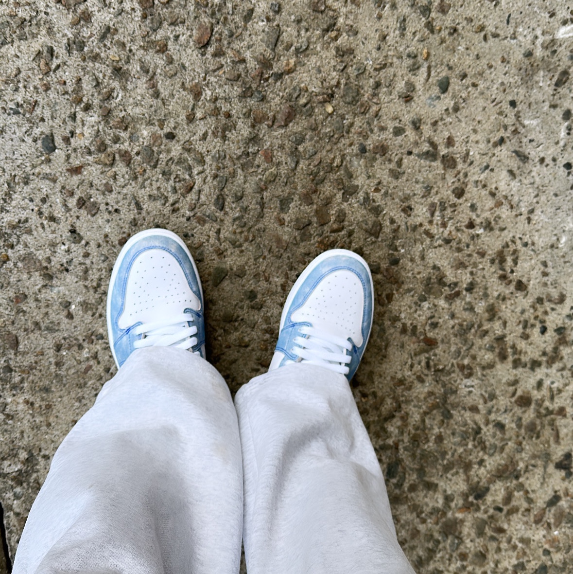 Jordan 1 Retro High OG Hyper Royal 착용 스타일 - 2