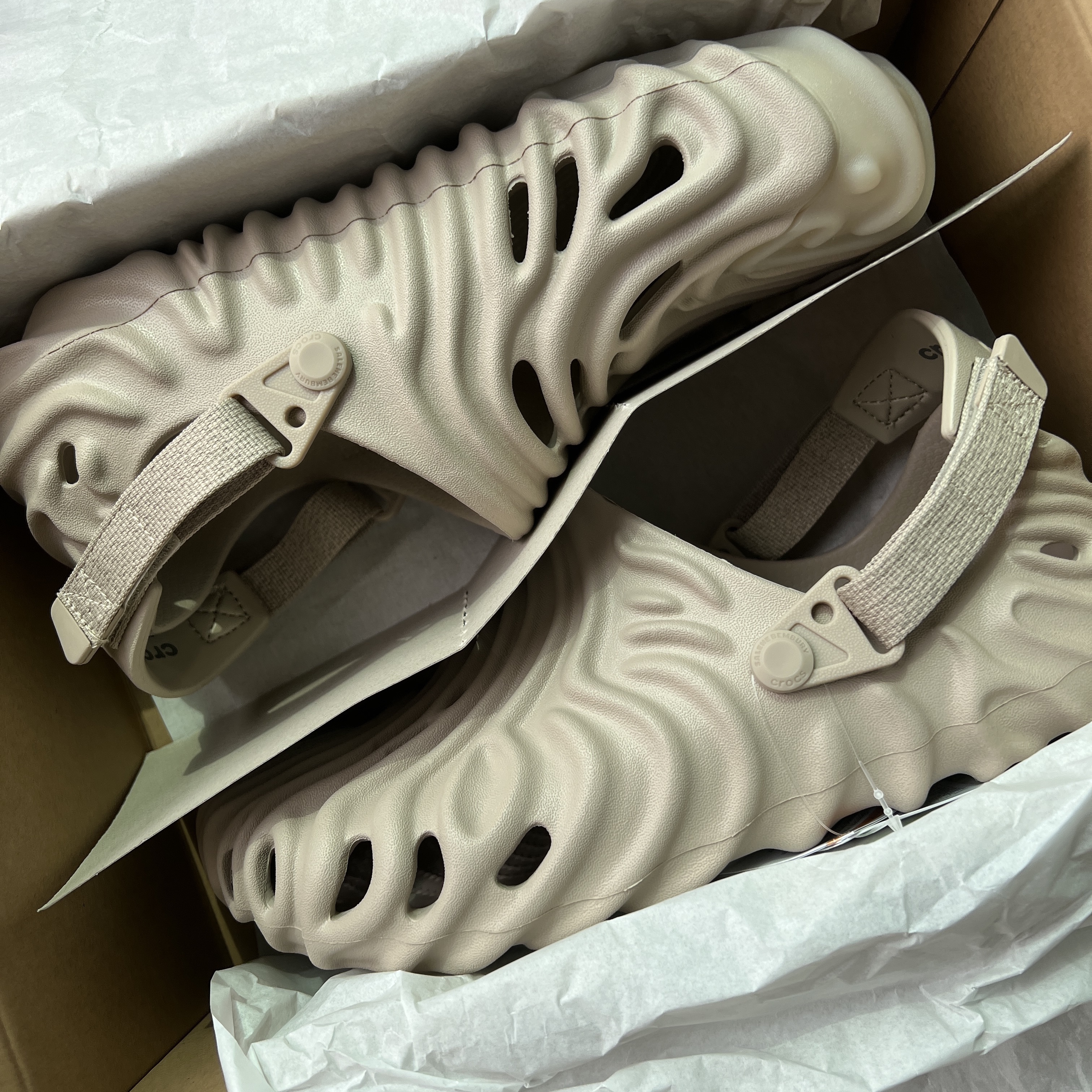 Crocs x Salehe Bembury Pollex Clog Horchata 착용 스타일