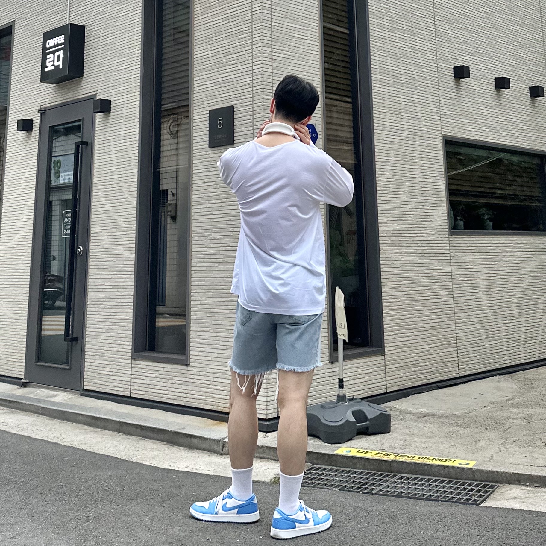 Jordan 1 Low Golf White and University Blue 착용 스타일 - 2