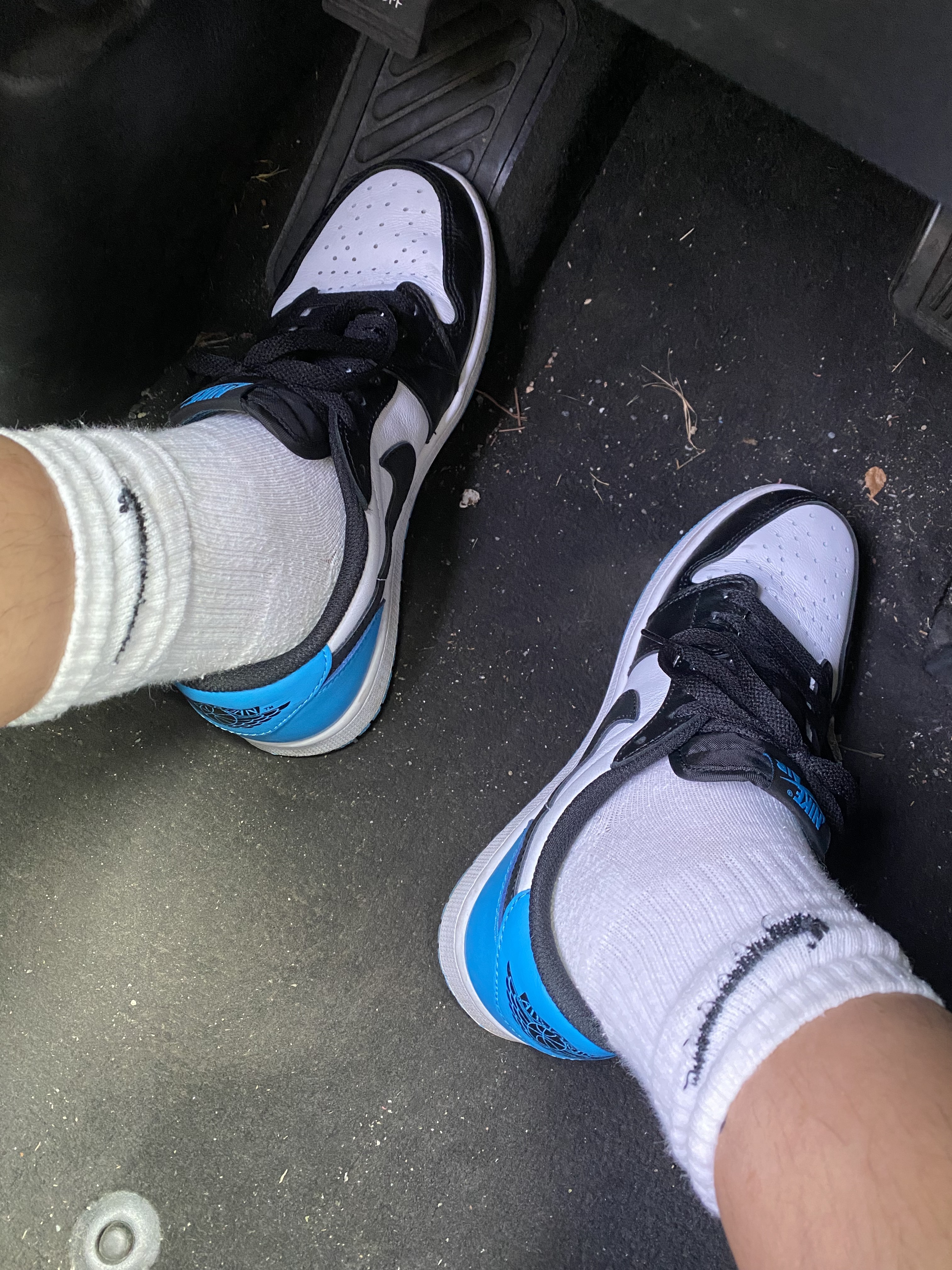 Jordan 1 Retro Low OG Black and Dark Powder Blue 착용 스타일