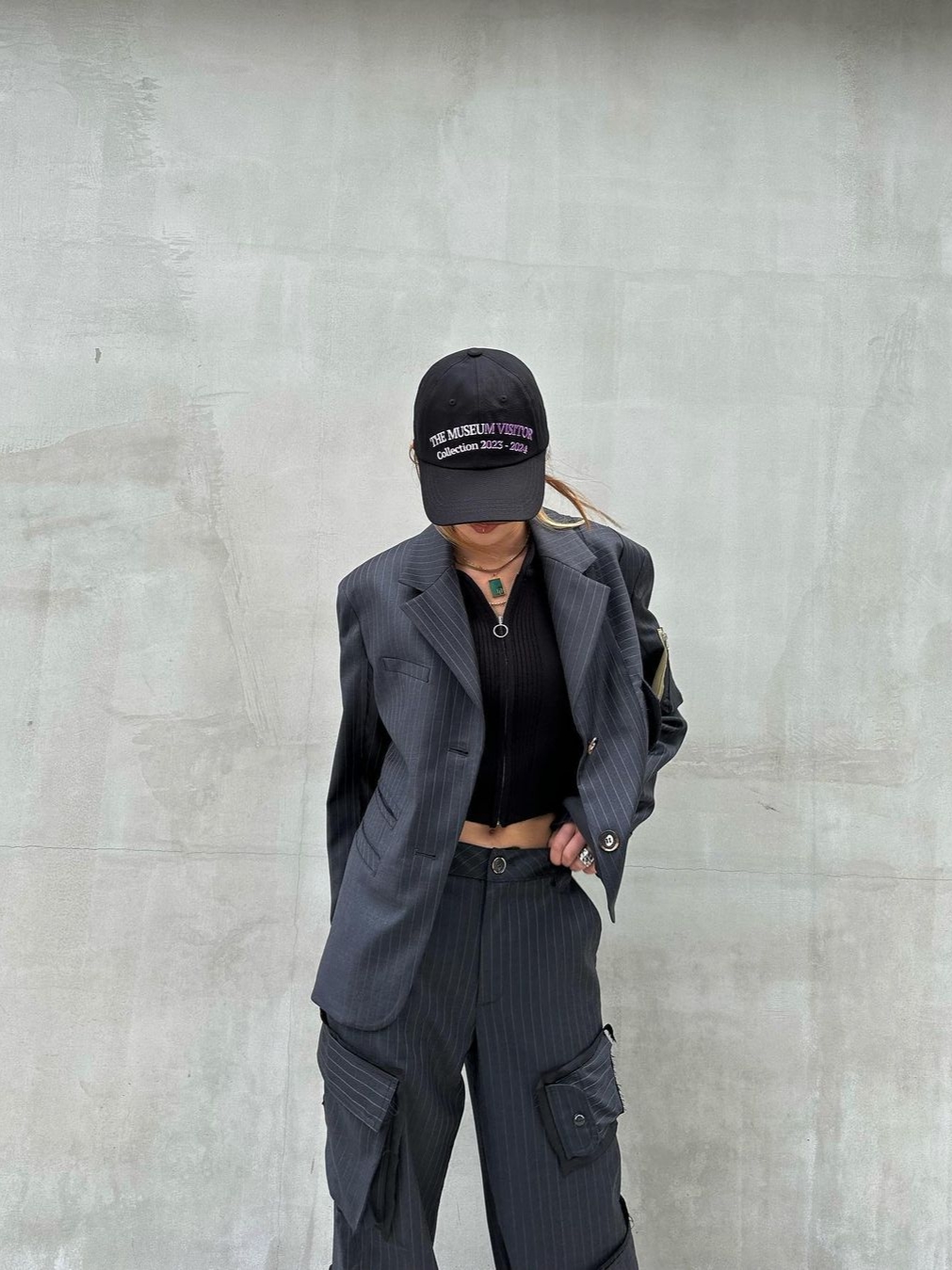 The Museum Visitor Collection 2023-2024 Sprayed Ball Cap Black 착용 스타일 - 2