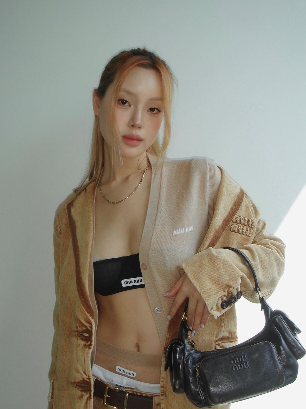 Miu Miu Nappa Leather Hobo Bag Black 착용 스타일