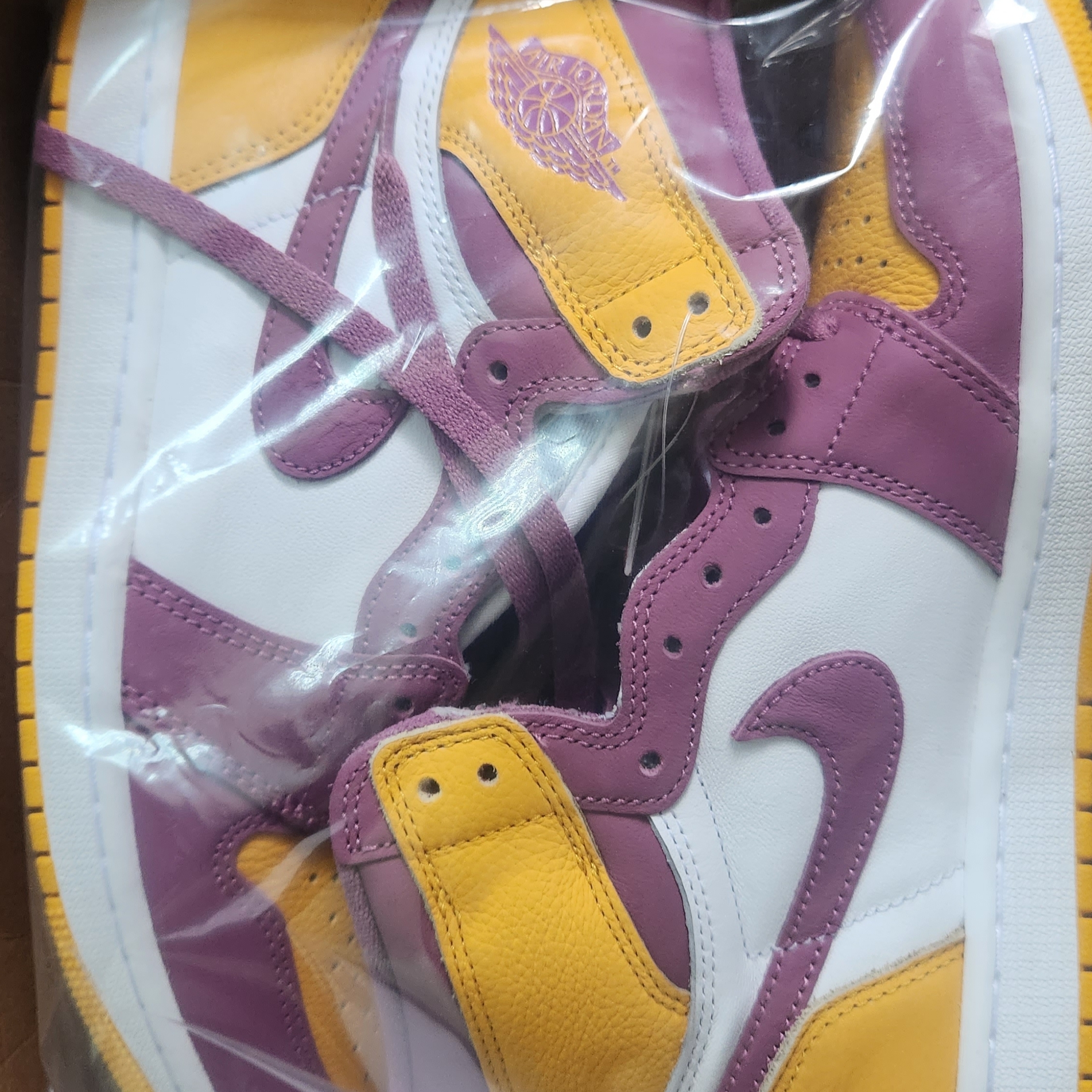 Jordan 1 Retro High OG University Gold Light Bordeaux 착용 스타일 - 1