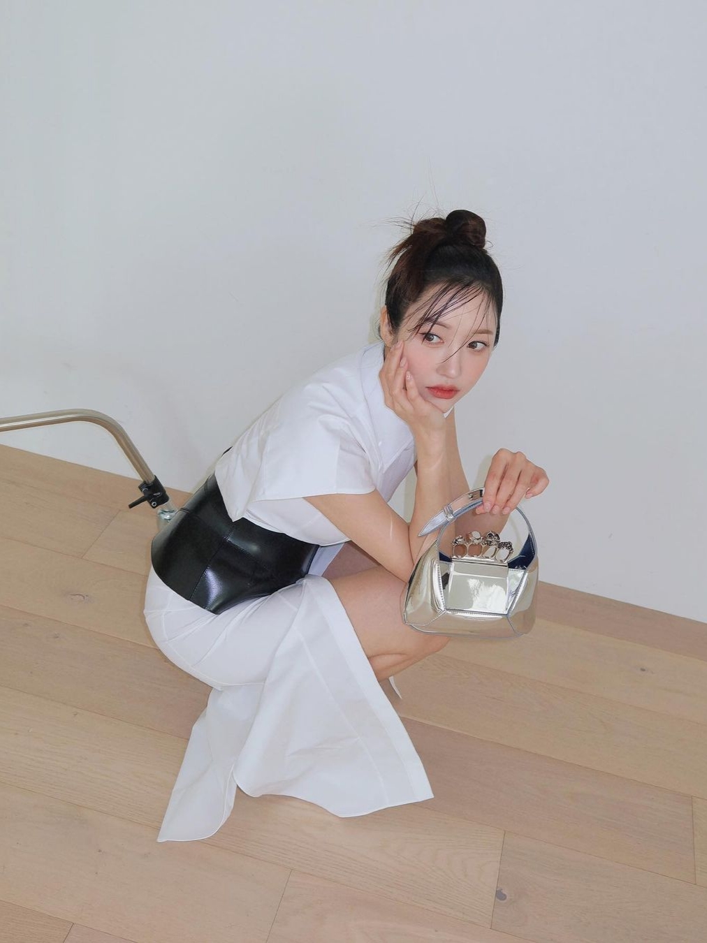 Alexander McQueen Mini Jewelled Hobo Bag Silver 착용 스타일
