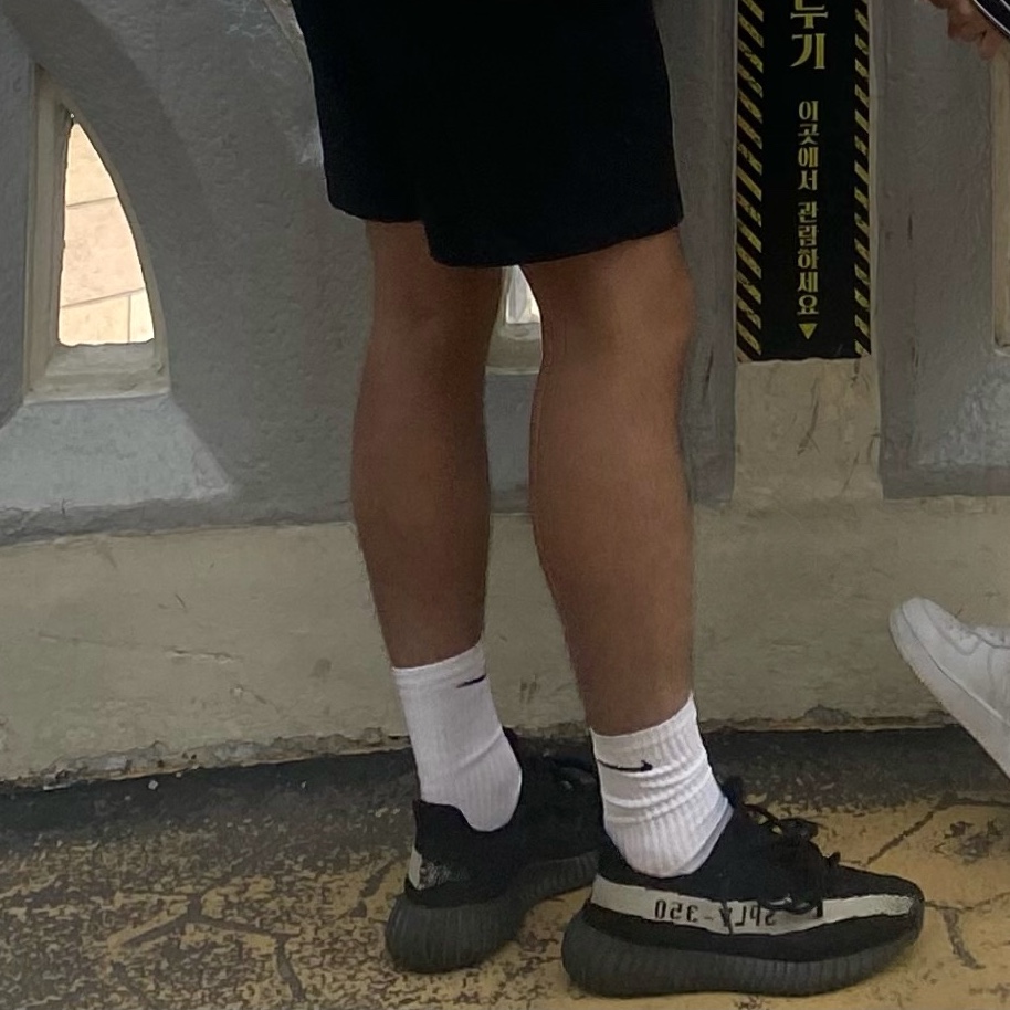 Adidas Yeezy Boost 350 V2 Core Black White 2022 착용 스타일