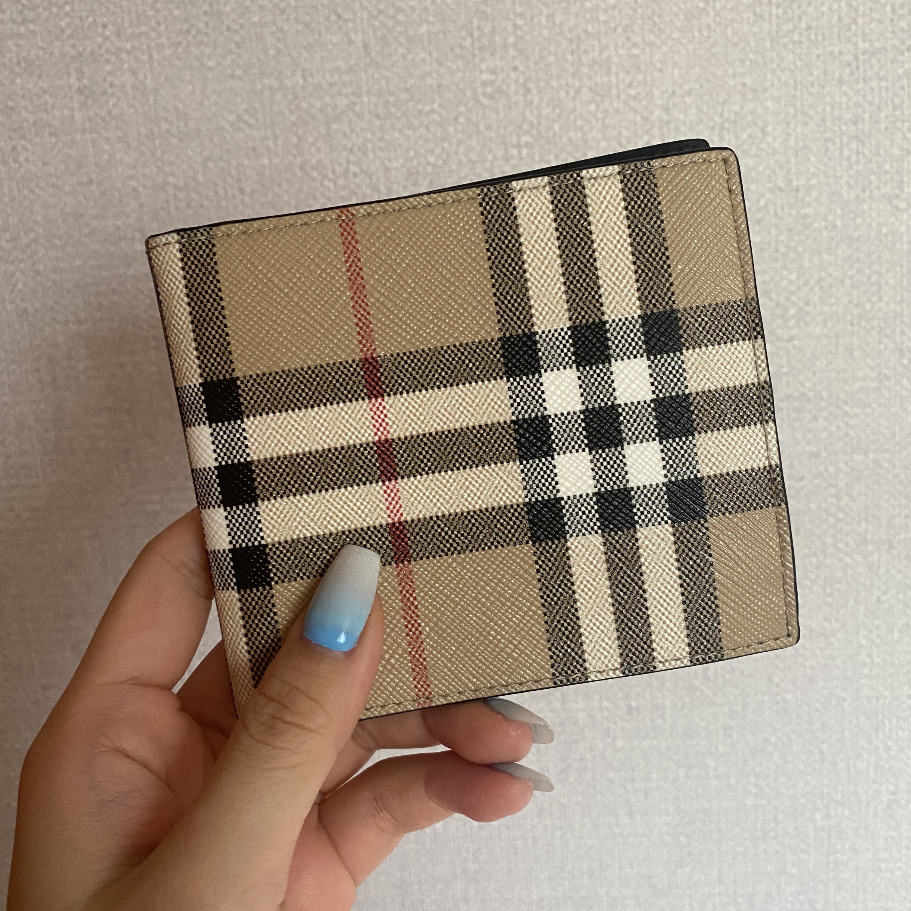Burberry Vintage Check Bifold Wallet Archive Beige 착용 스타일 - 1