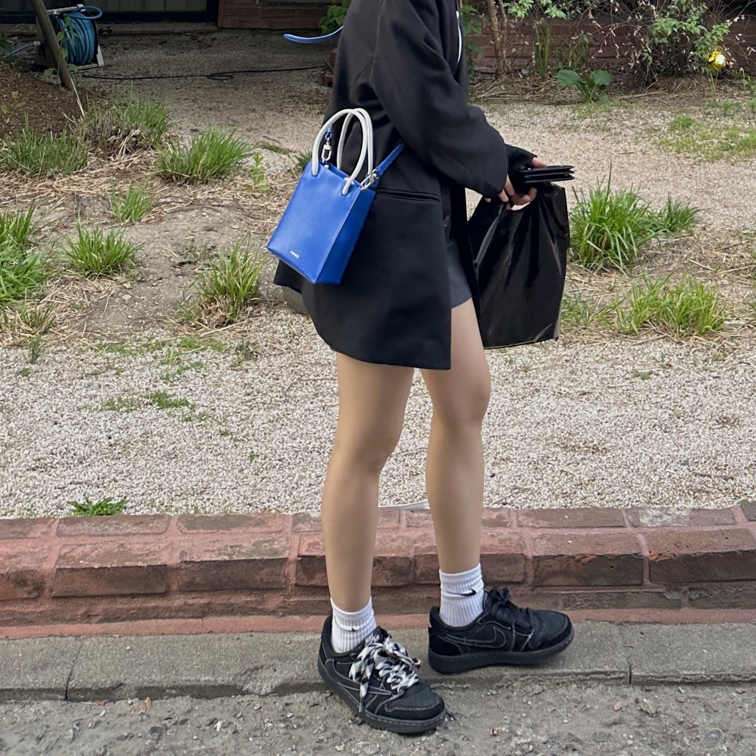 Ader Error Small Shopper Bag Blue, Jordan 1 x Travis Scott Retro Low OG SP Black Phantom 착용 스타일 - 1