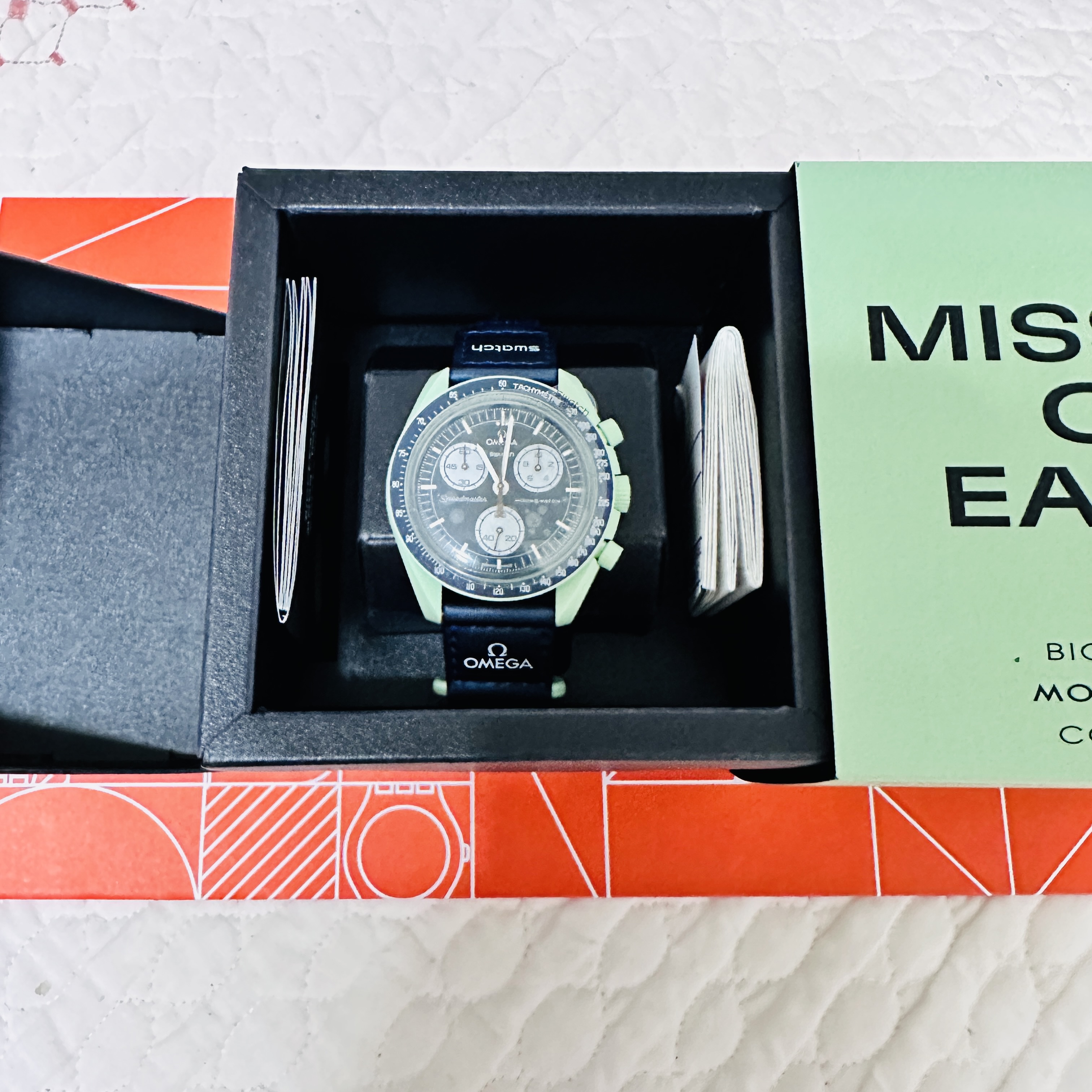 Swatch x Omega Bioceramic MoonSwatch Mission On Earth 착용 스타일 - 1