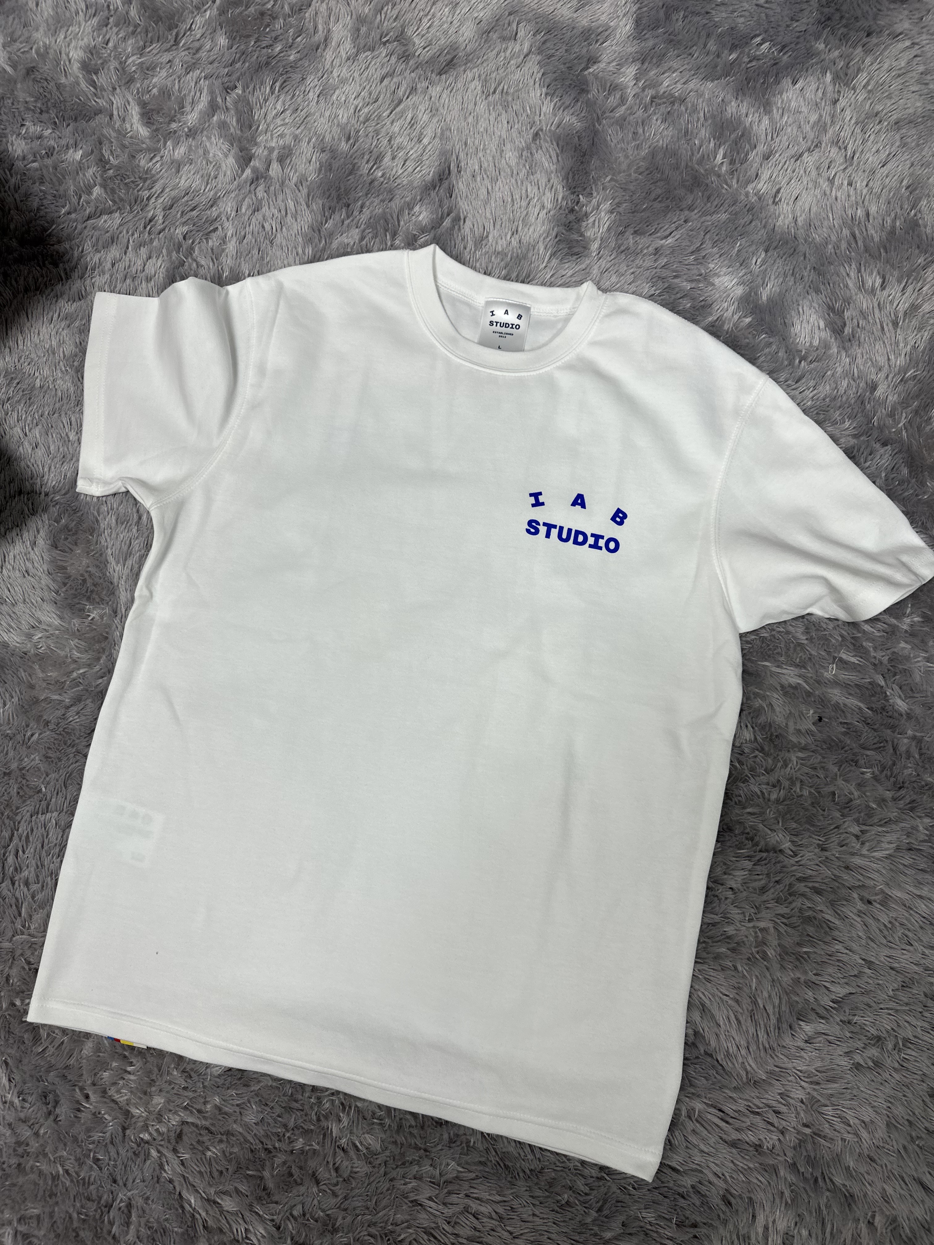 IAB Studio 10th Anniversary T-Shirts Pack White & Black (2 Pack) 착용 스타일 - 2