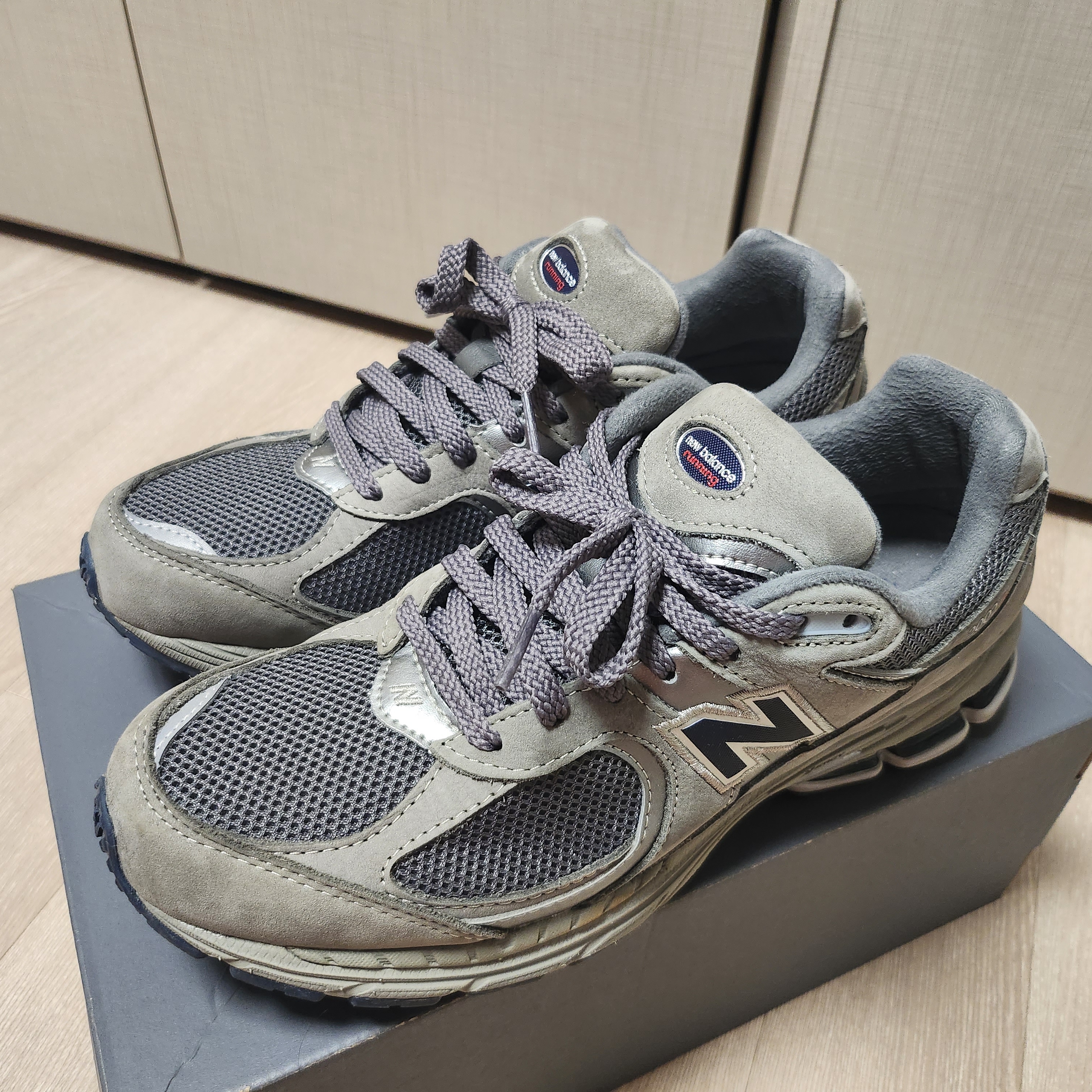 New Balance 2002R Gray 착용 스타일 - 2