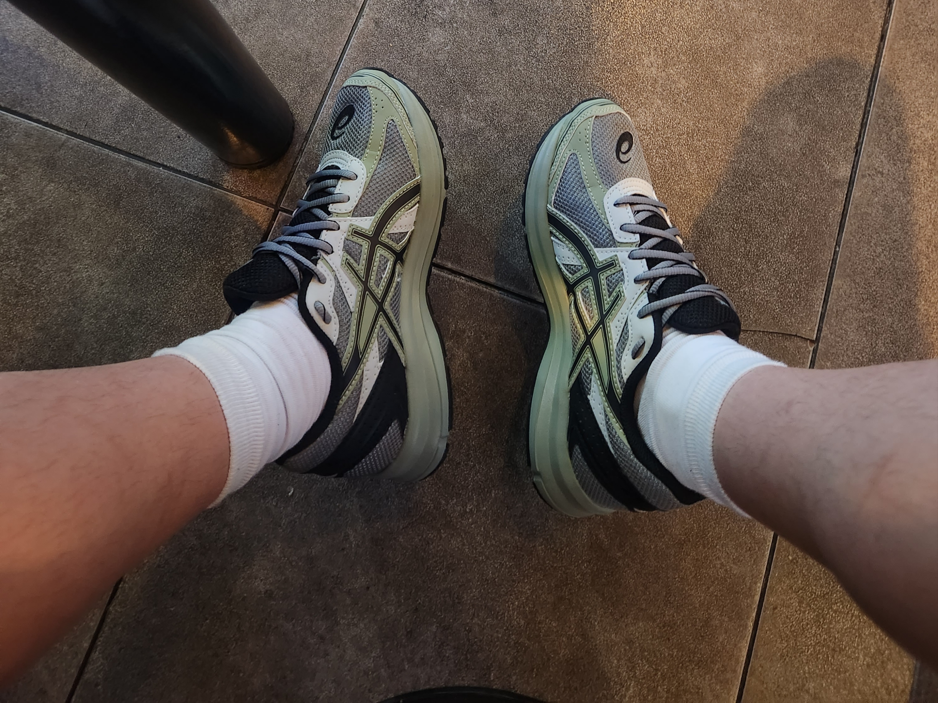 Asics Jog 100 S Sheet Rock - 2E Wide 착용 스타일