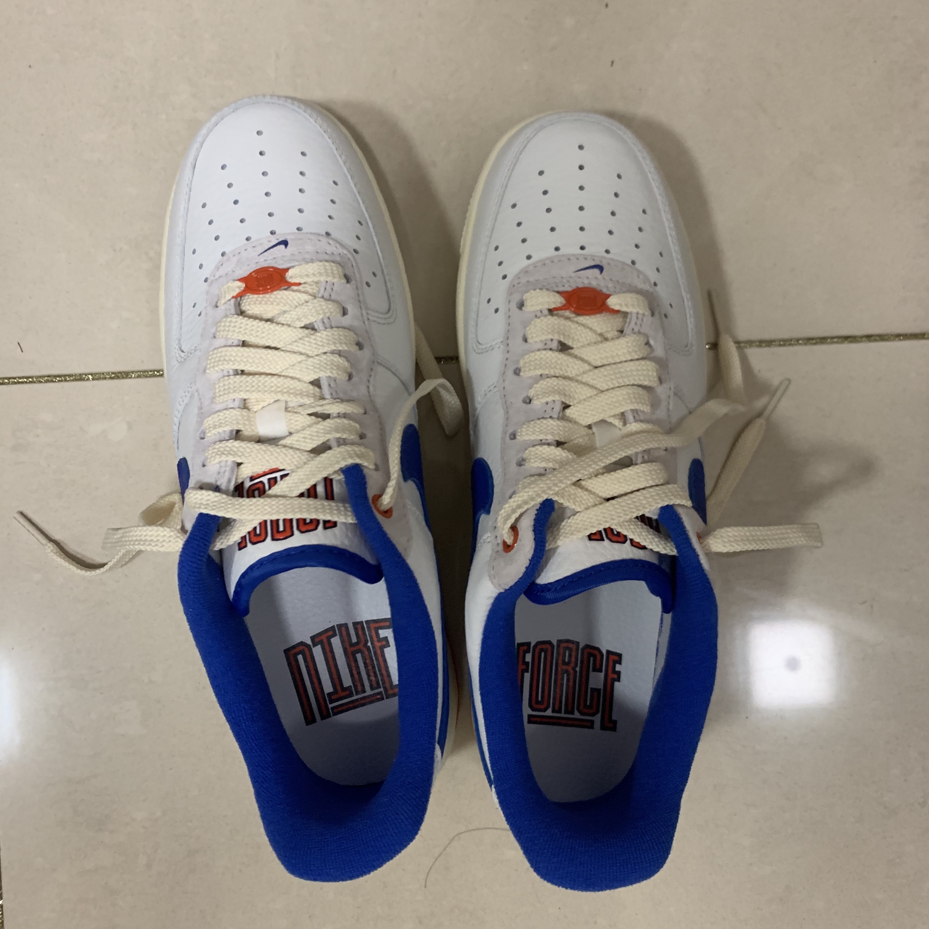 (W) Nike Air Force 1 '07 LX University Blue and Summit White 착용 스타일