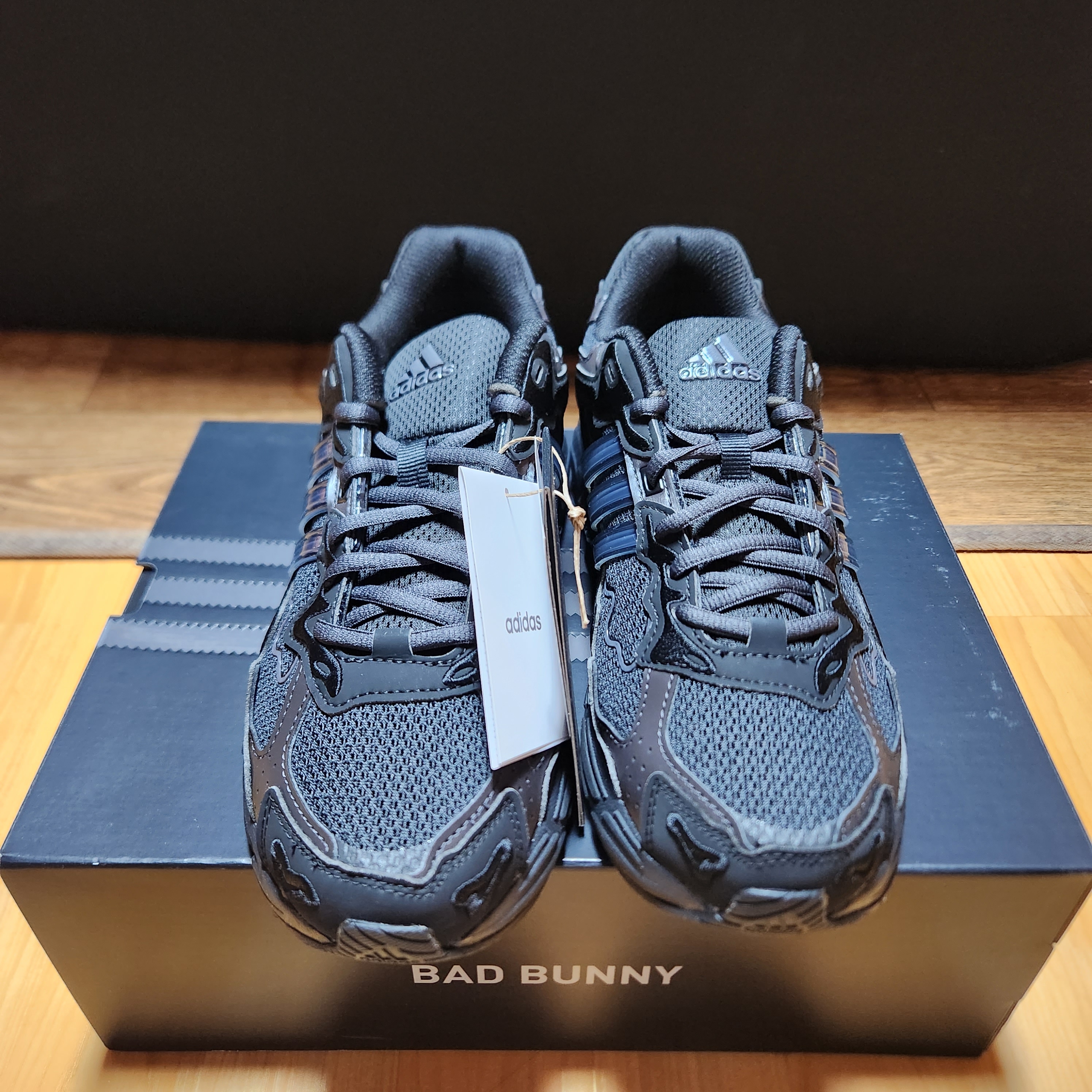 Adidas x Bad Bunny Response CL Core Black 착용 스타일 - 1