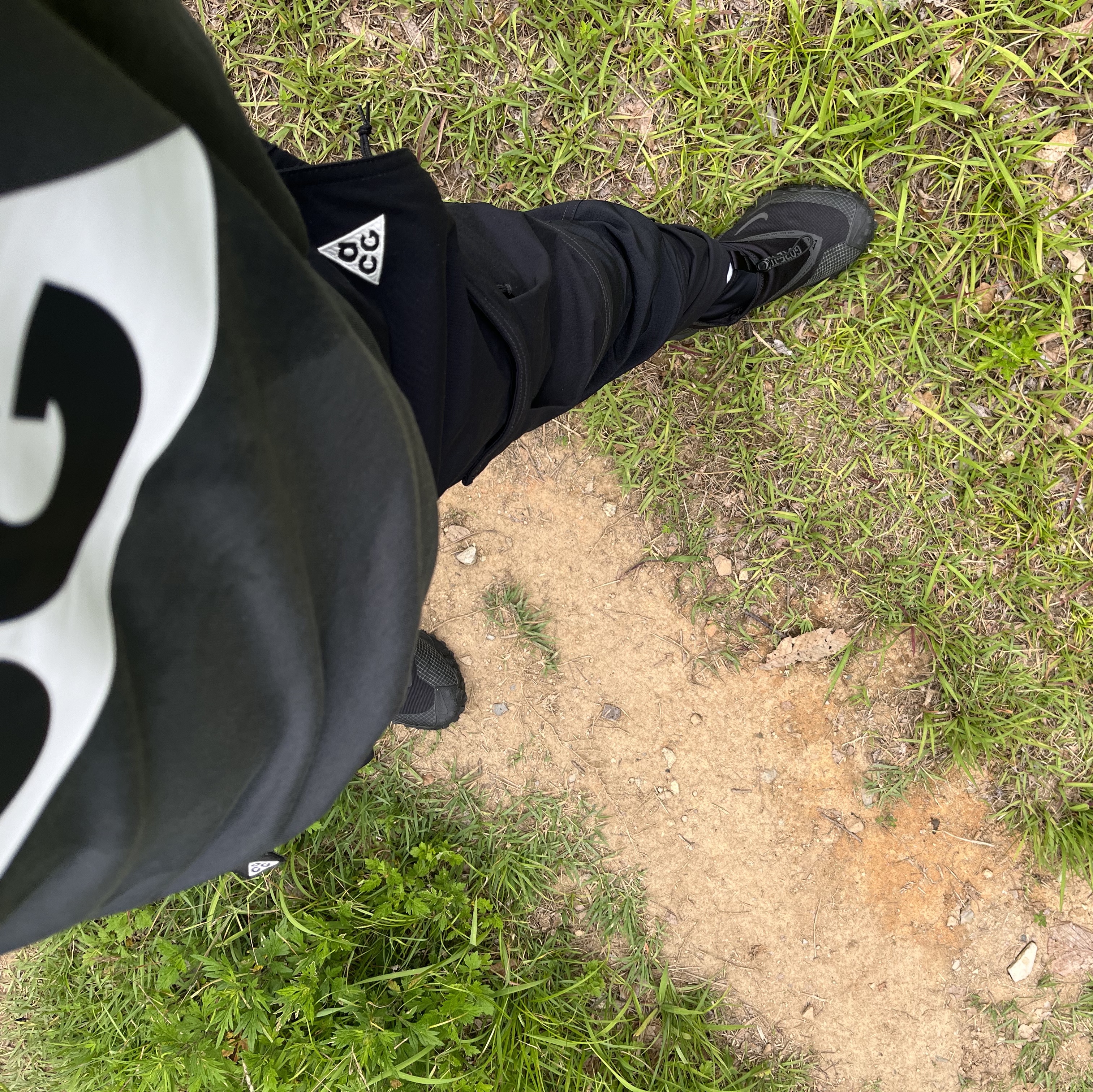 Nike ACG Mountain Fly Gore-Tex Black and Dark Grey, Nike ACG Smith Summit Cargo Pants Black - Asia 착용 스타일