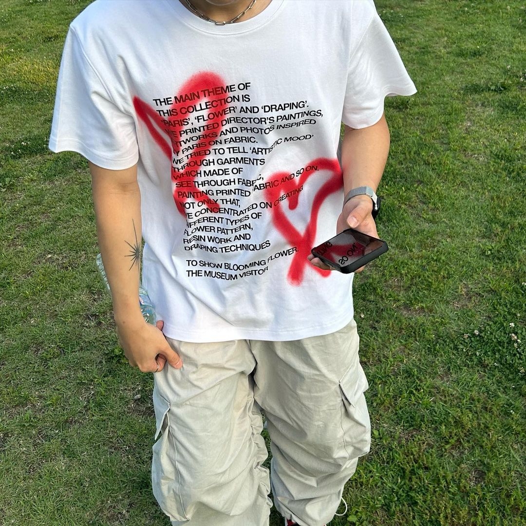 The Museum Visitor Heart Sprayed T-Shirt White 착용 스타일
