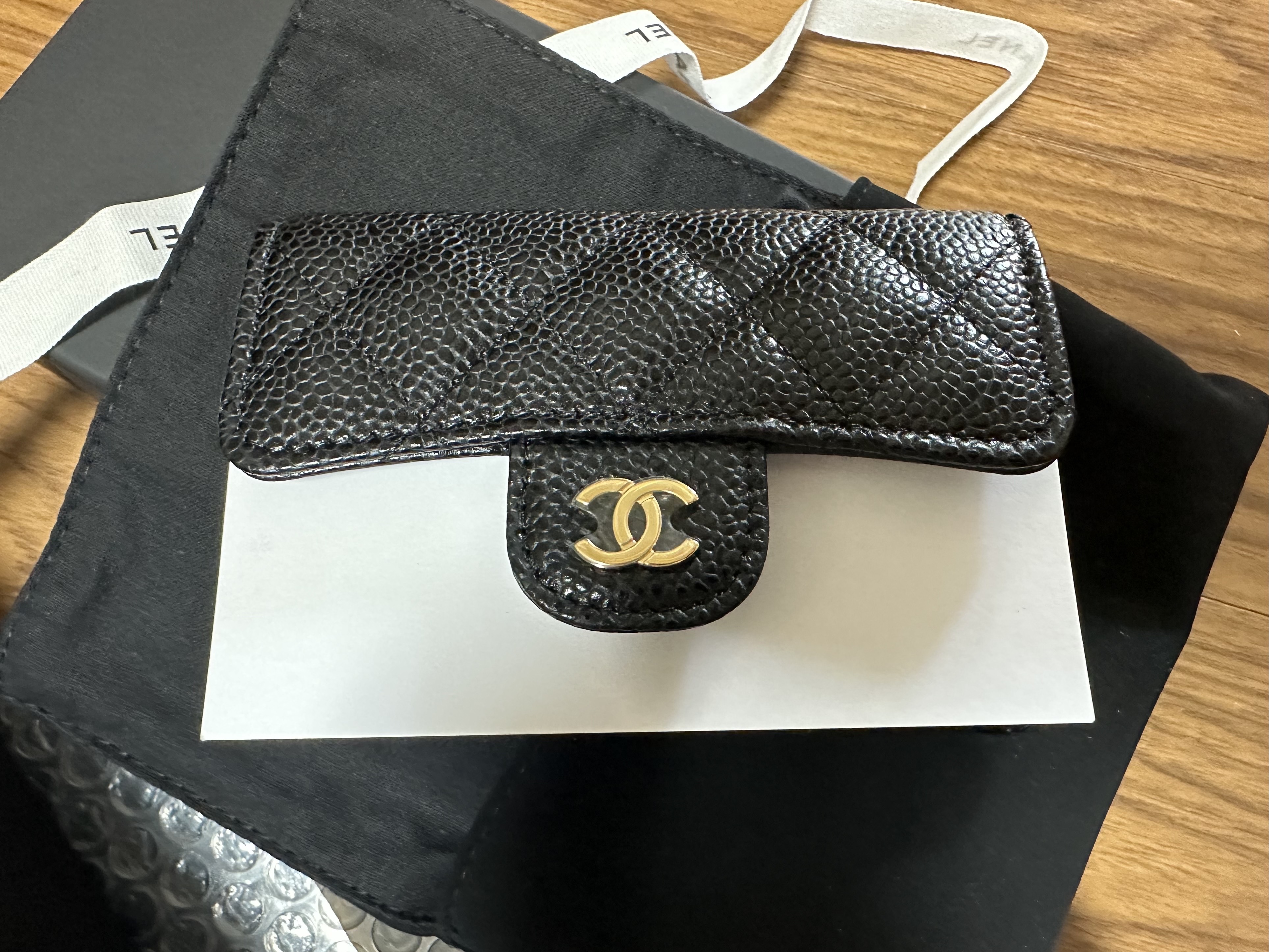 Chanel Classic Card Holder Grained Calfskin & Gold Black 착용 스타일 - 4