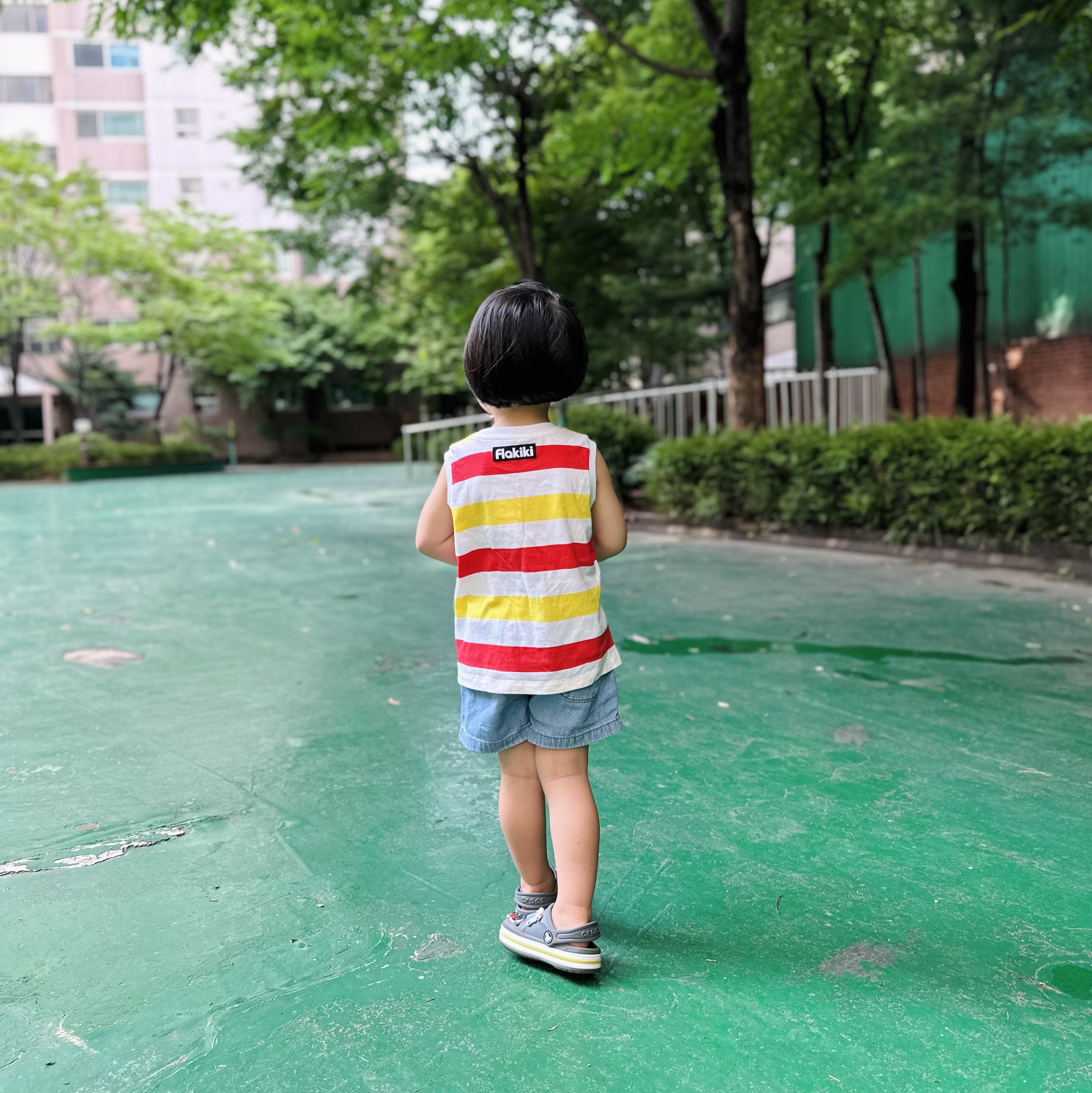 (Kids) Crocs Bayaband Clog Slate Grey Lime Punch, Crocs Bayaband Clog Slate Grey Lime Punch 착용 스타일 - 1