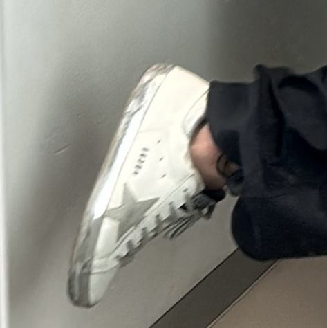 Golden Goose Superstar White Silver Heel Tab Sneakers 착용 스타일