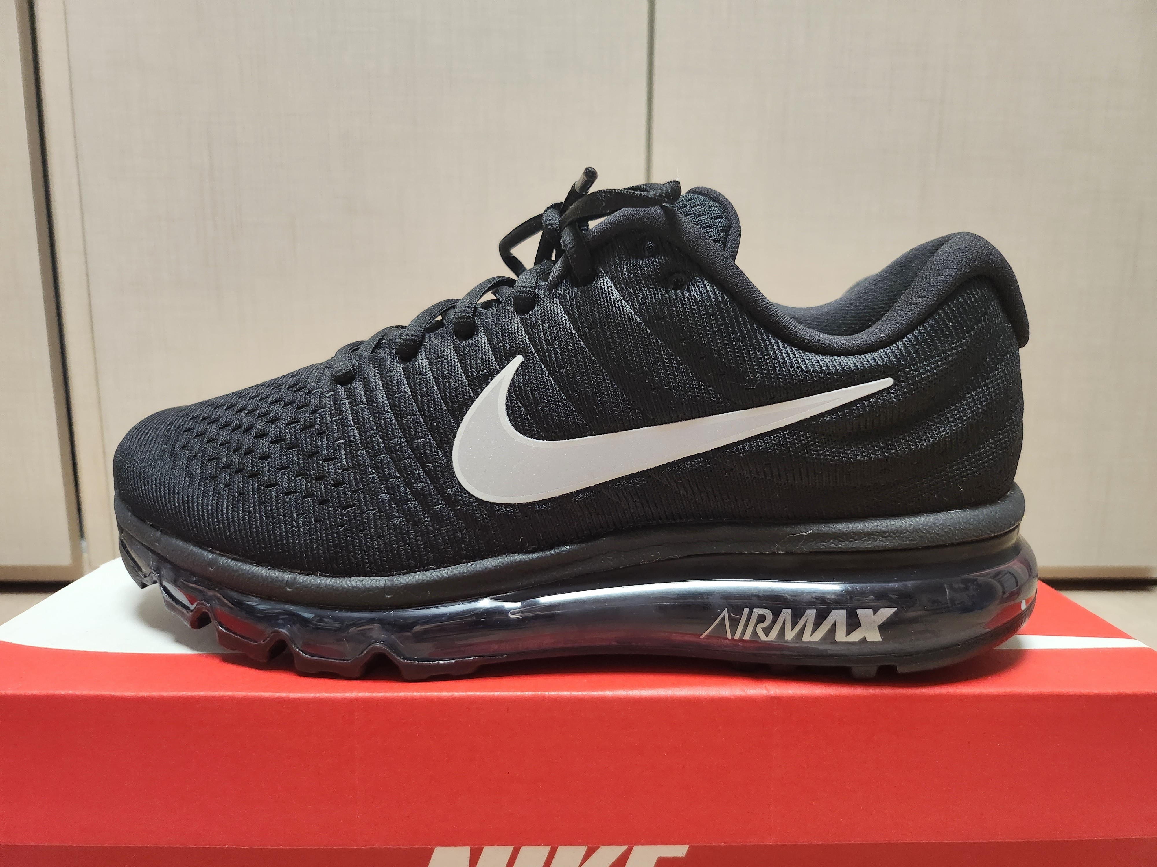 Nike Air Max 2017 Black Anthracite 착용 스타일 - 1