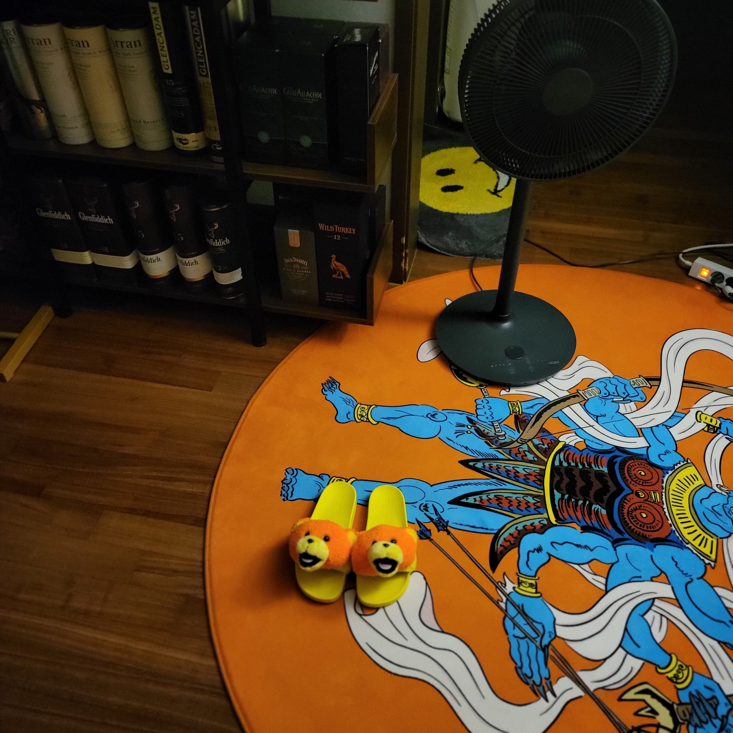 Adidas x Jeremy Scott Adilette Teddy Slide Solar Orange 착용 스타일