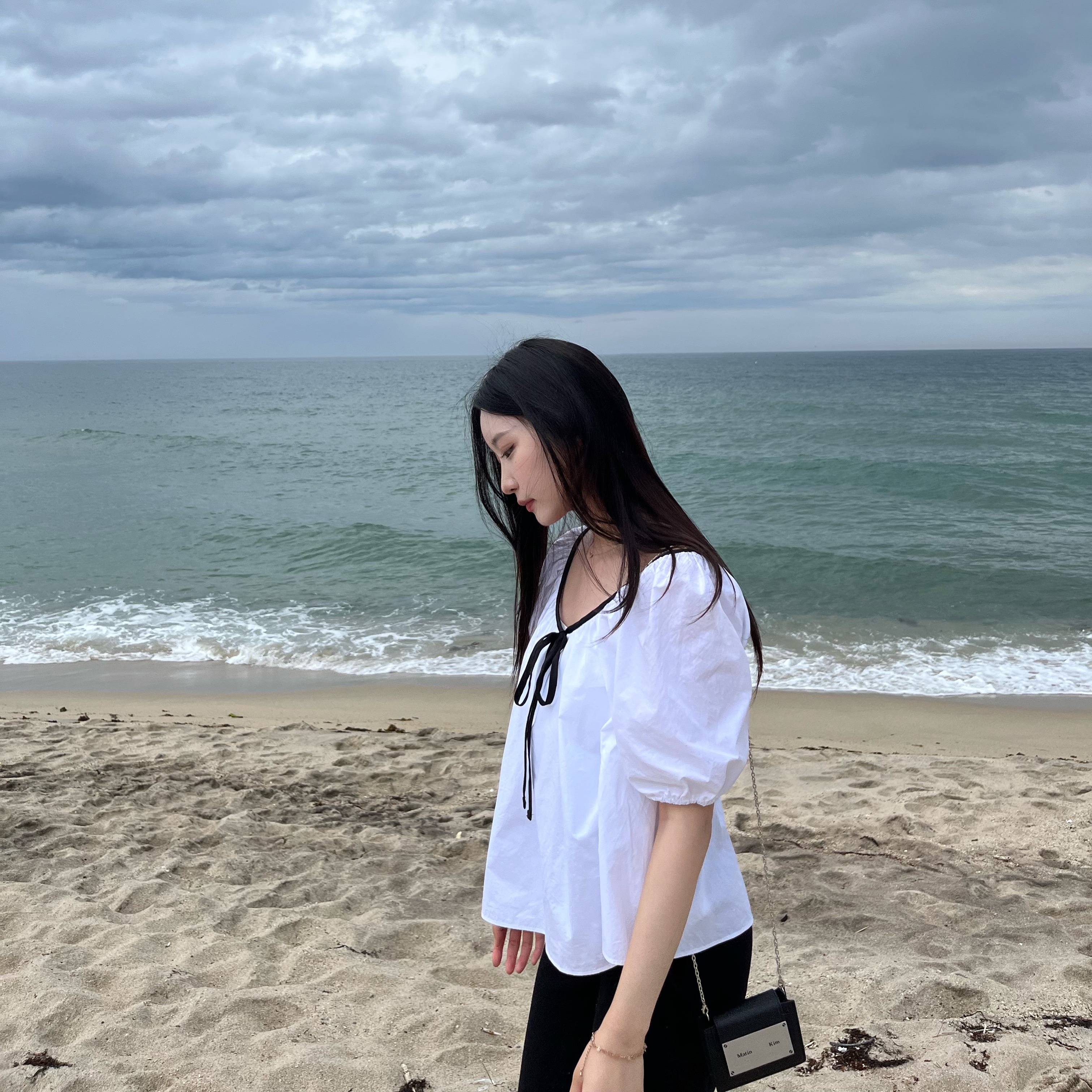 Matin Kim Accordion Mini Bag Black 착용 스타일 - 1