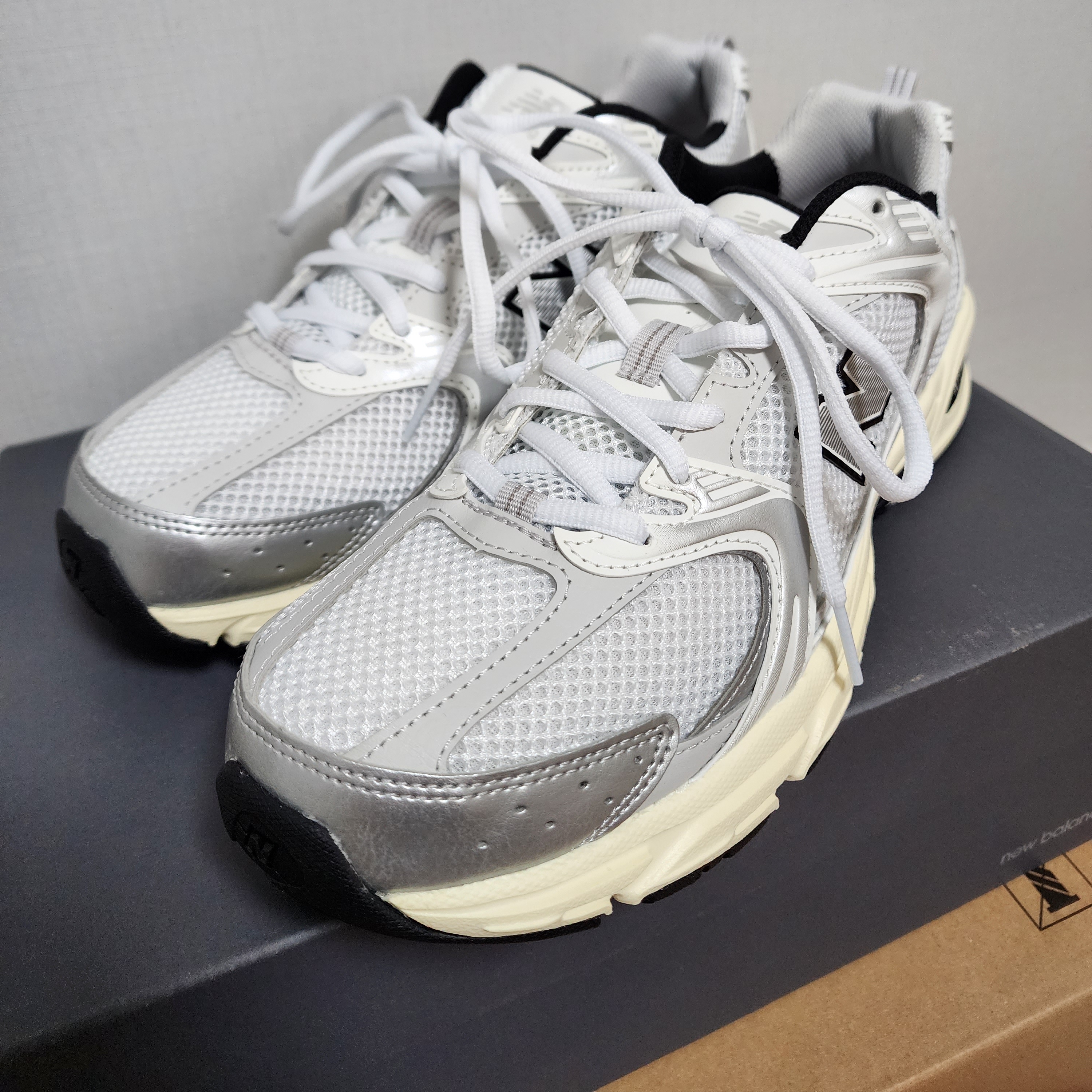New Balance 530 Silver Cream 착용 스타일